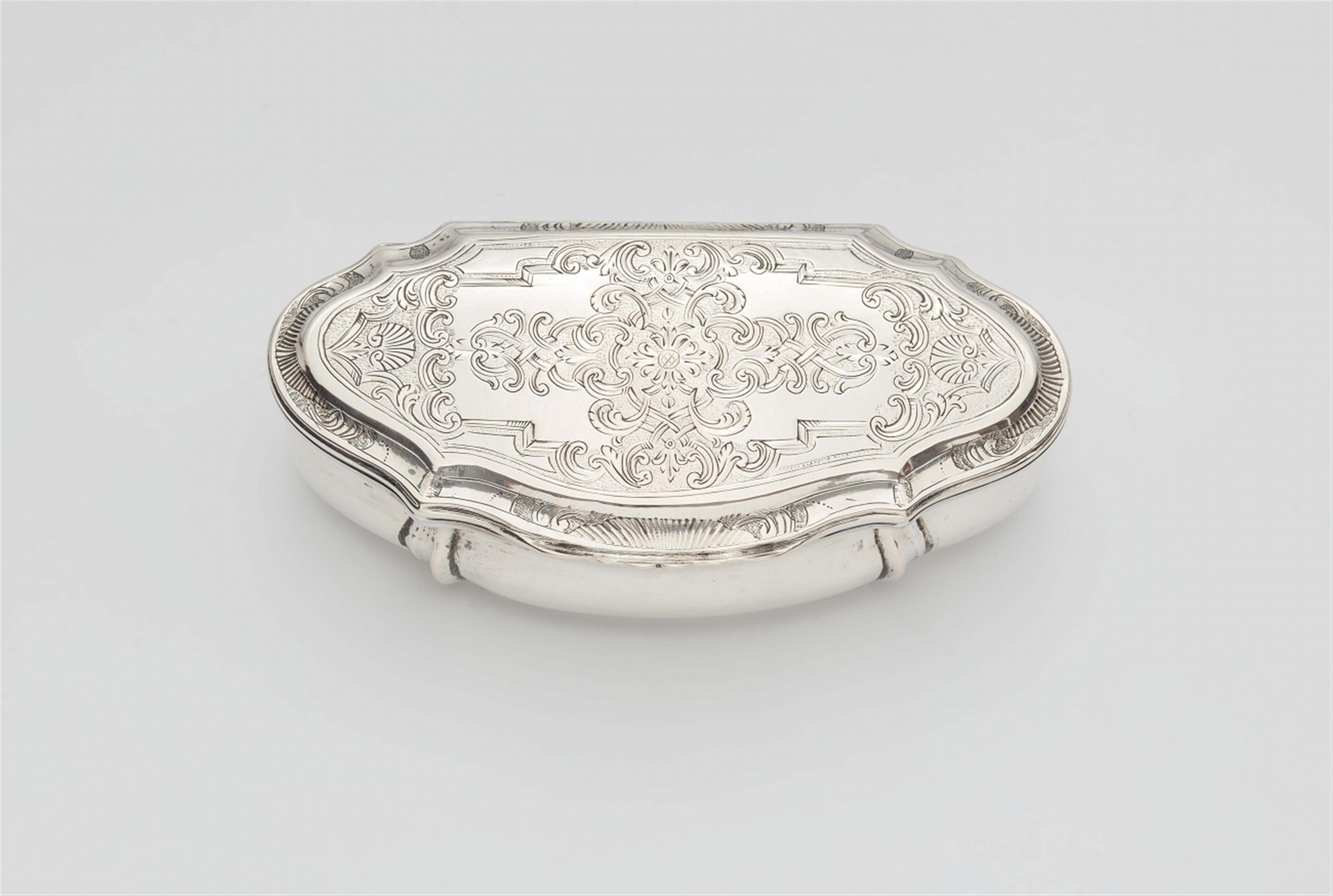 An Augsburg silver snuff box - image-1
