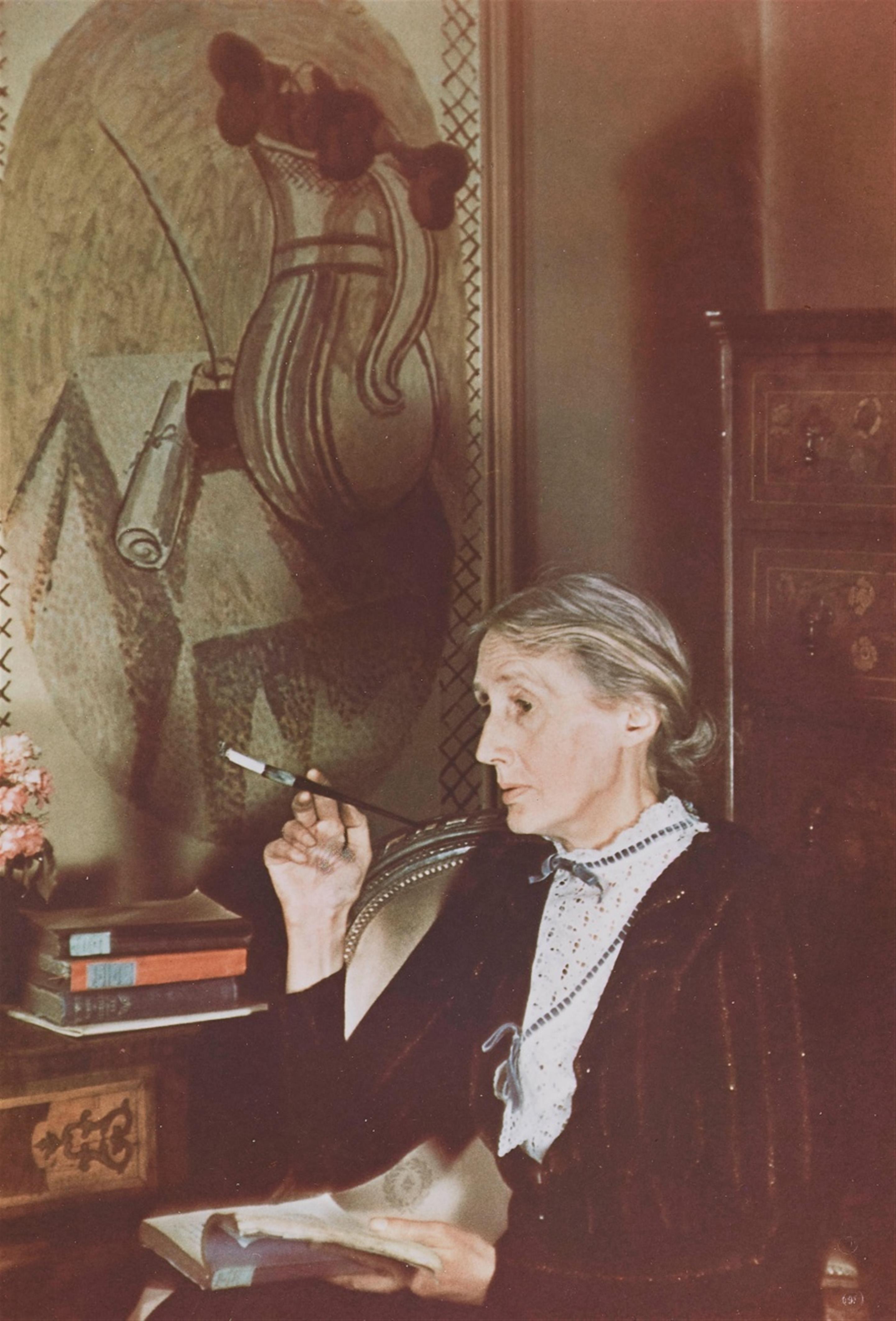 Gisèle Freund - Virginia Woolf vor einem Fresko von Vanessa Bell, London - image-1