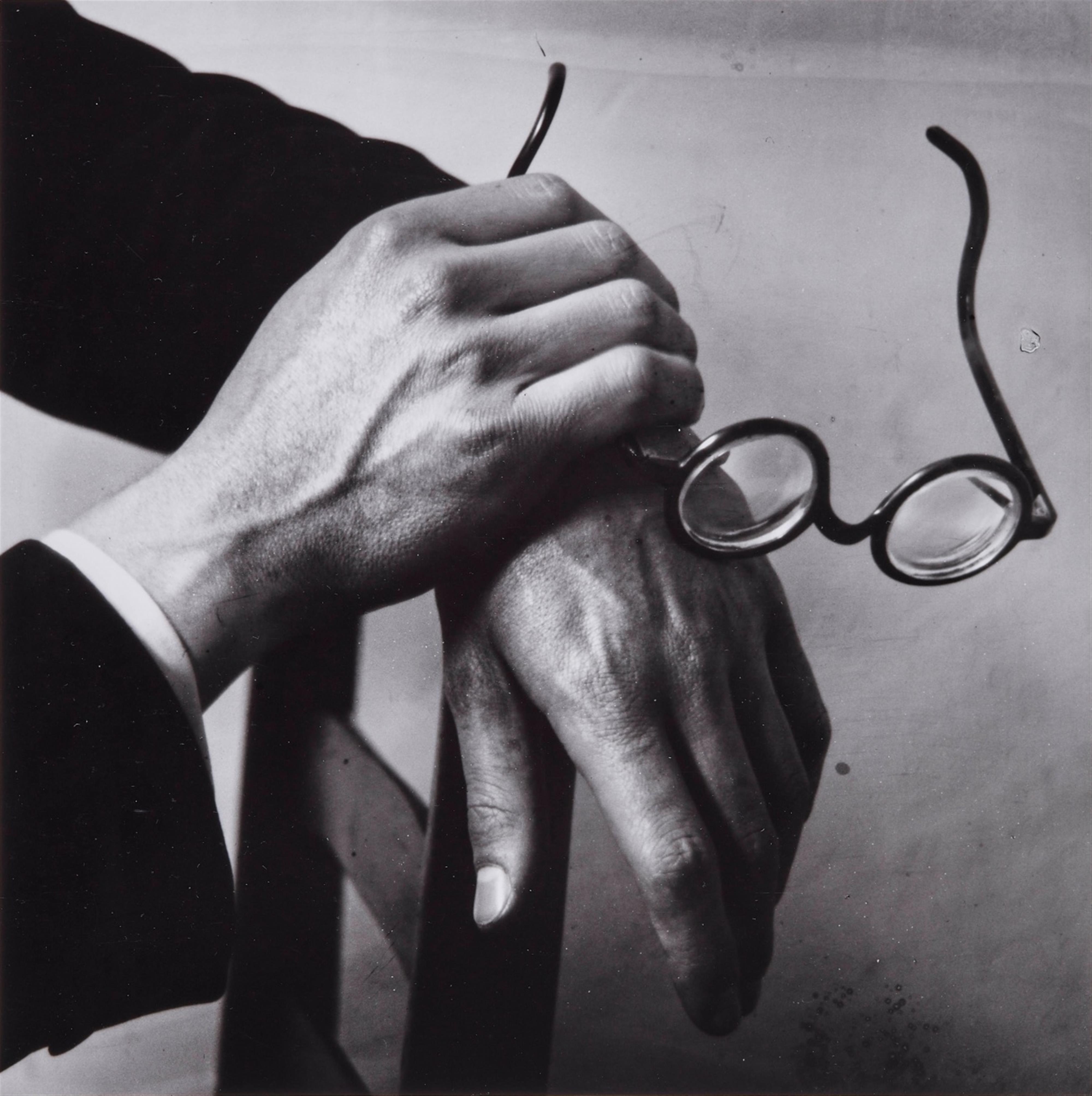 André Kertész - Les Mains de Paul Arma - image-1