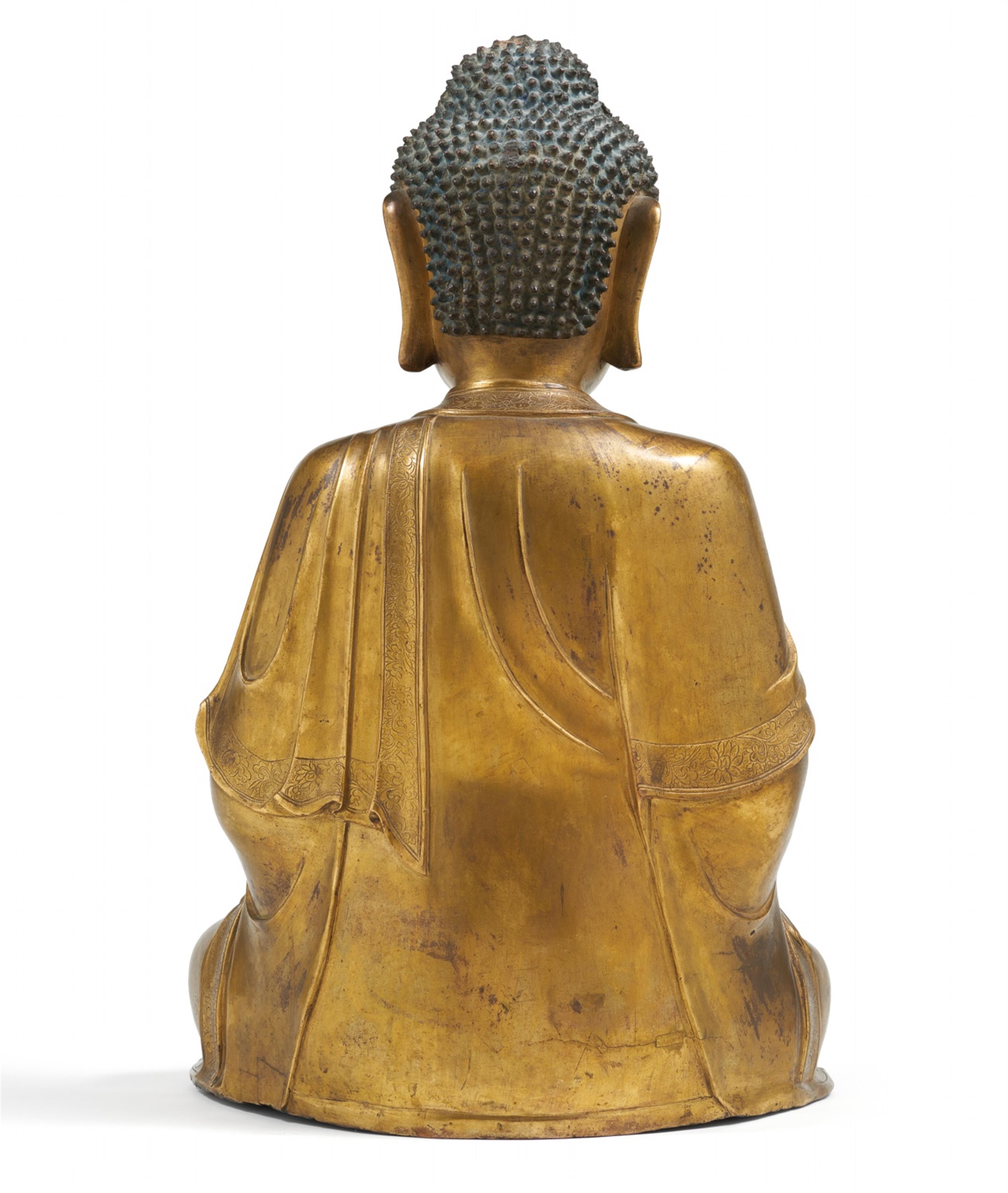 Große vergoldete Bronze Figur des Buddha Shakyamuni. 17./18. Jh. - image-3