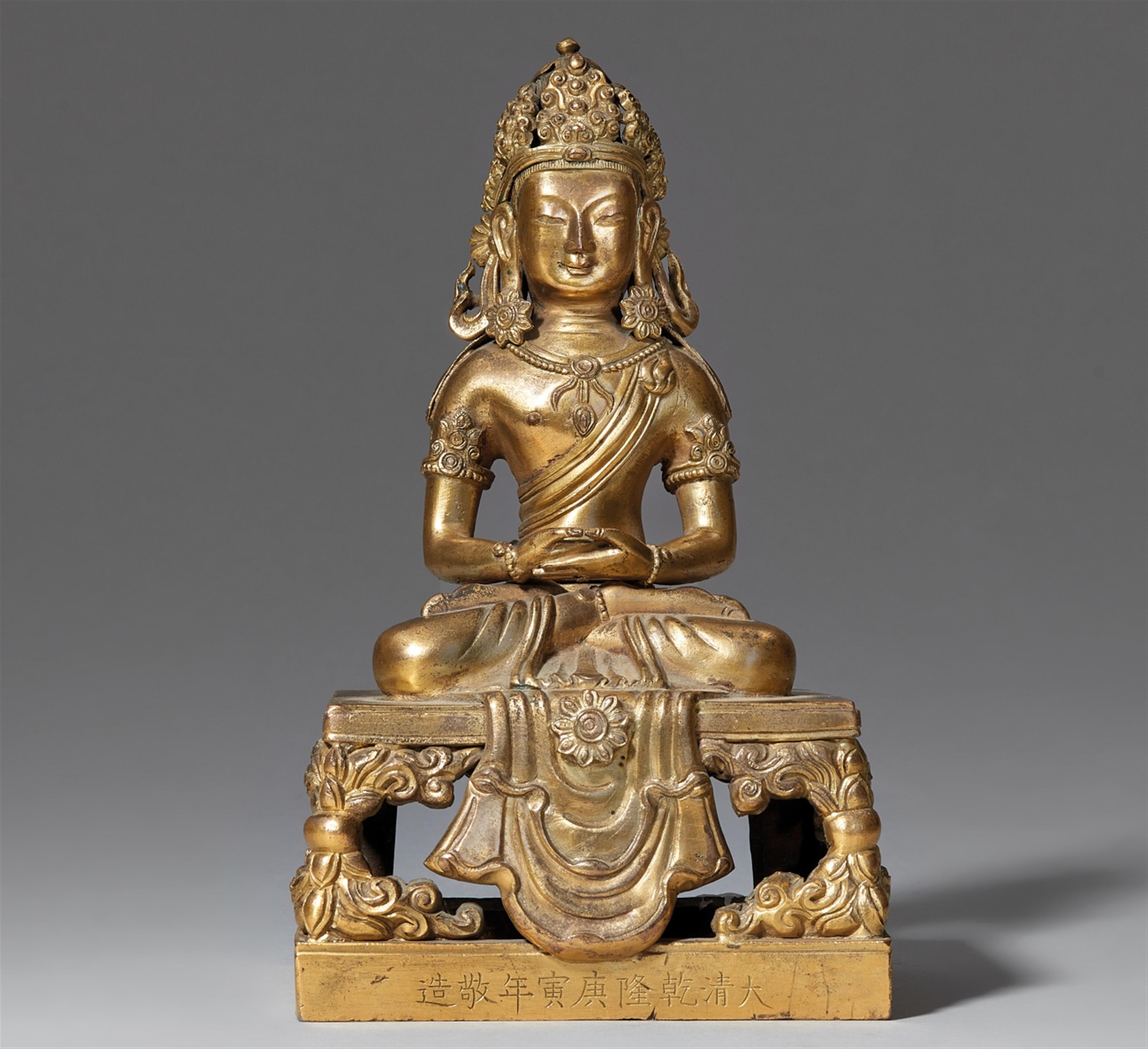 A gilt bronze figure of Buddha Amitayus. Qianlong period, dated by inscription to the cyclical year of Gengyin, corresponding to 1770 - image-1