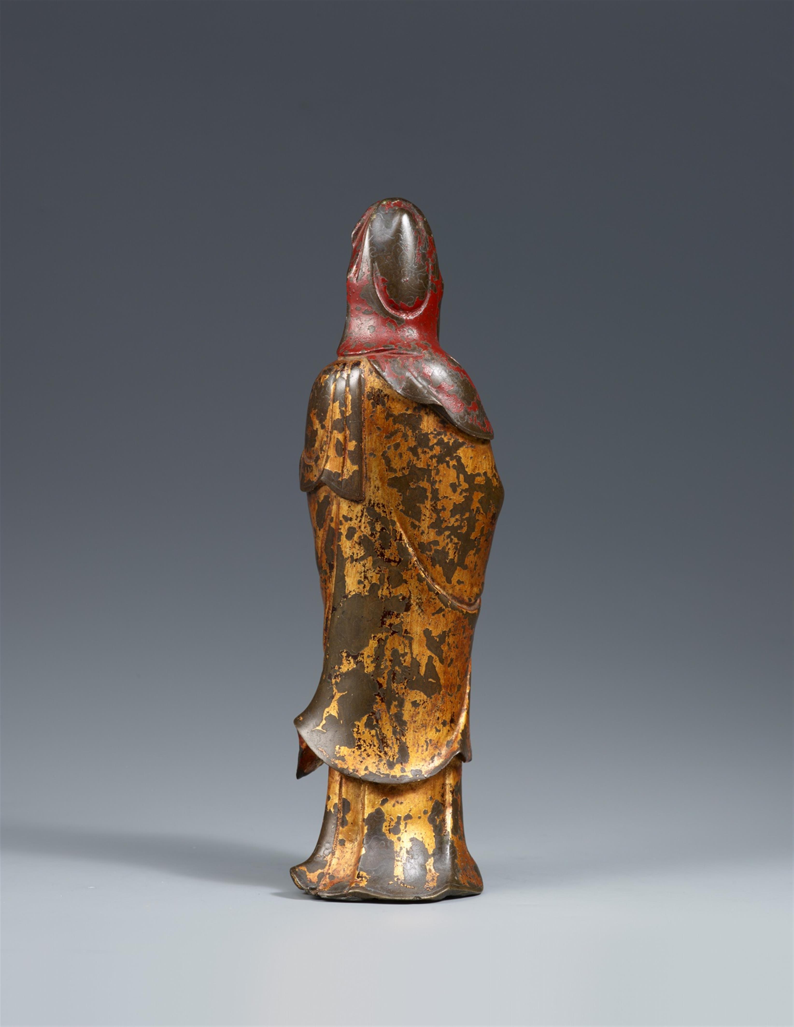 Stehende Guanyin. Bronze mit Silberdrahteinlagen und Lackfassung. 17. Jh. - image-3