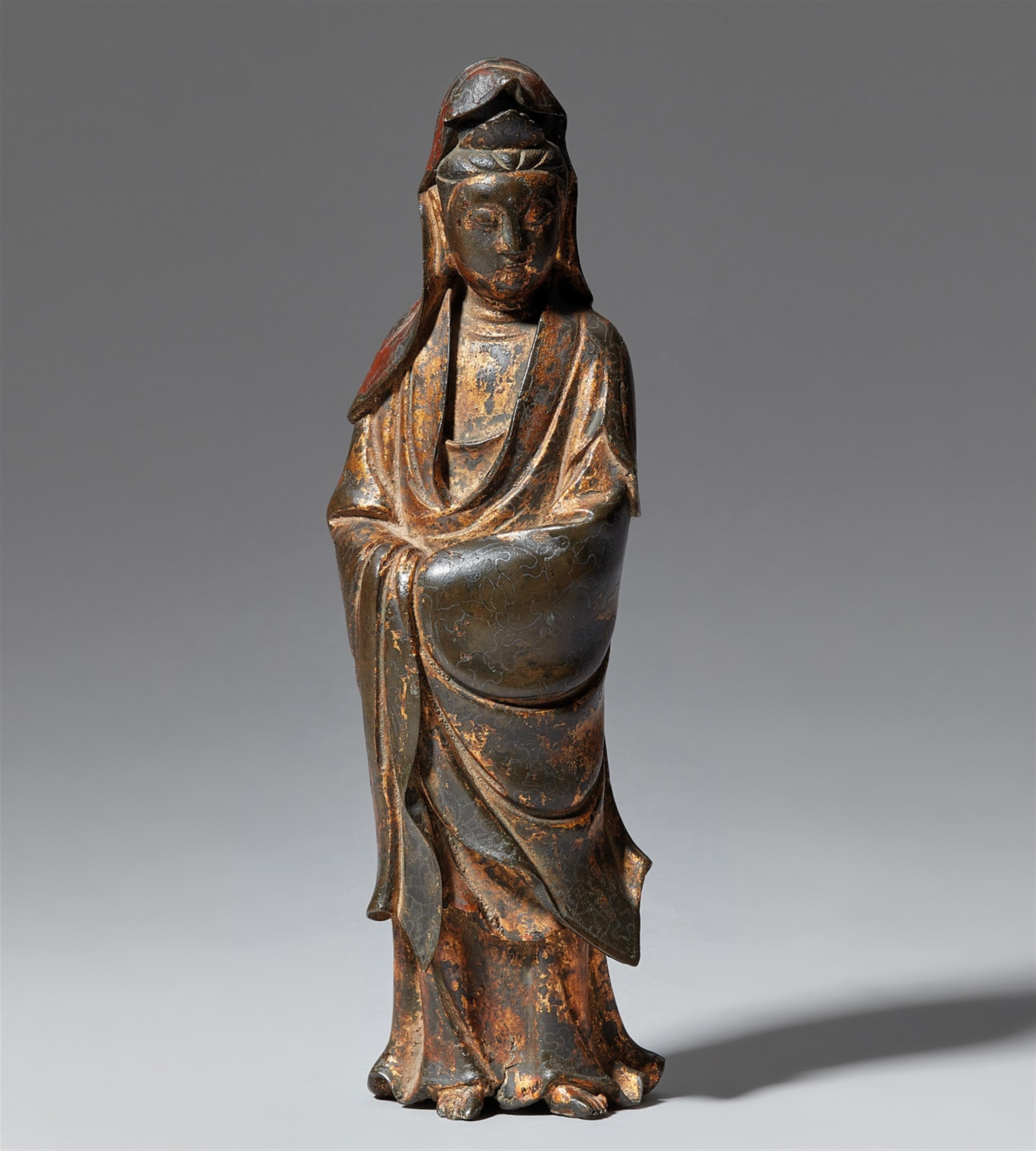 A lacquered and gilt Shisou style bronze figure of Guanyin. 17th century - image-1