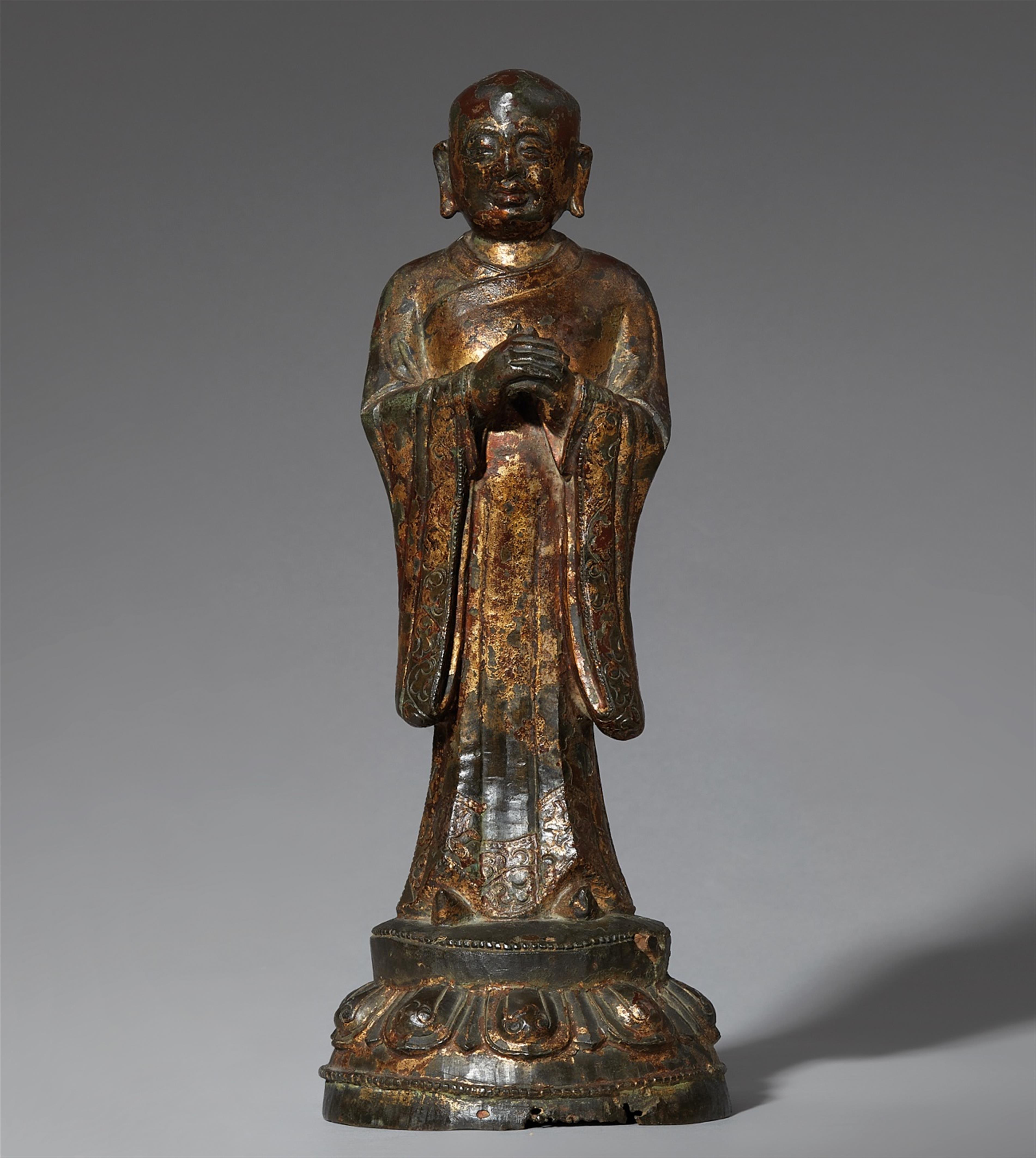Luohan Ananda. Bronze mit vergoldeter Lackfassung. Ming-Zeit - image-1