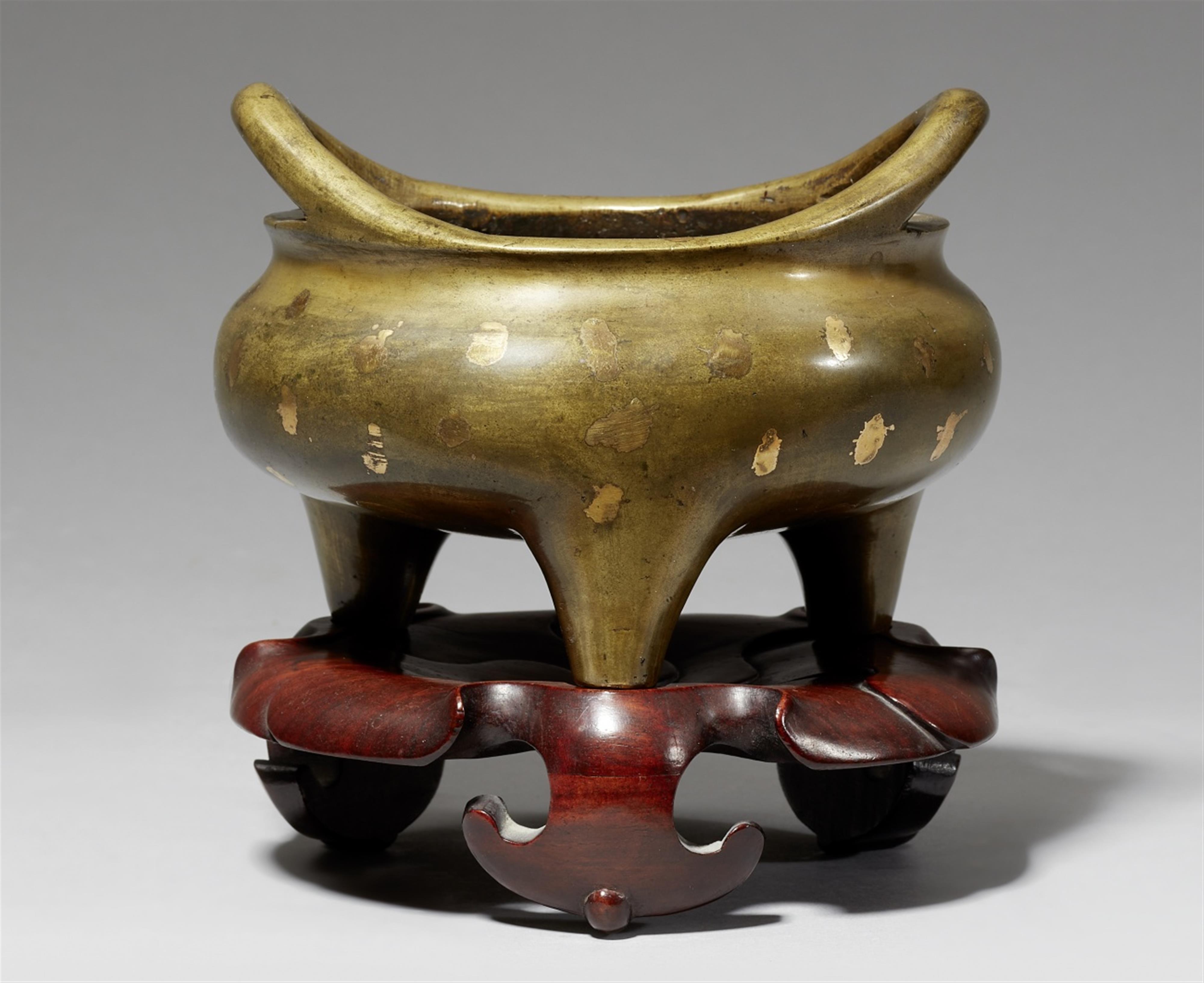 A gold-splashed bronze tripod incense burner. Late Qing dynasty - image-1