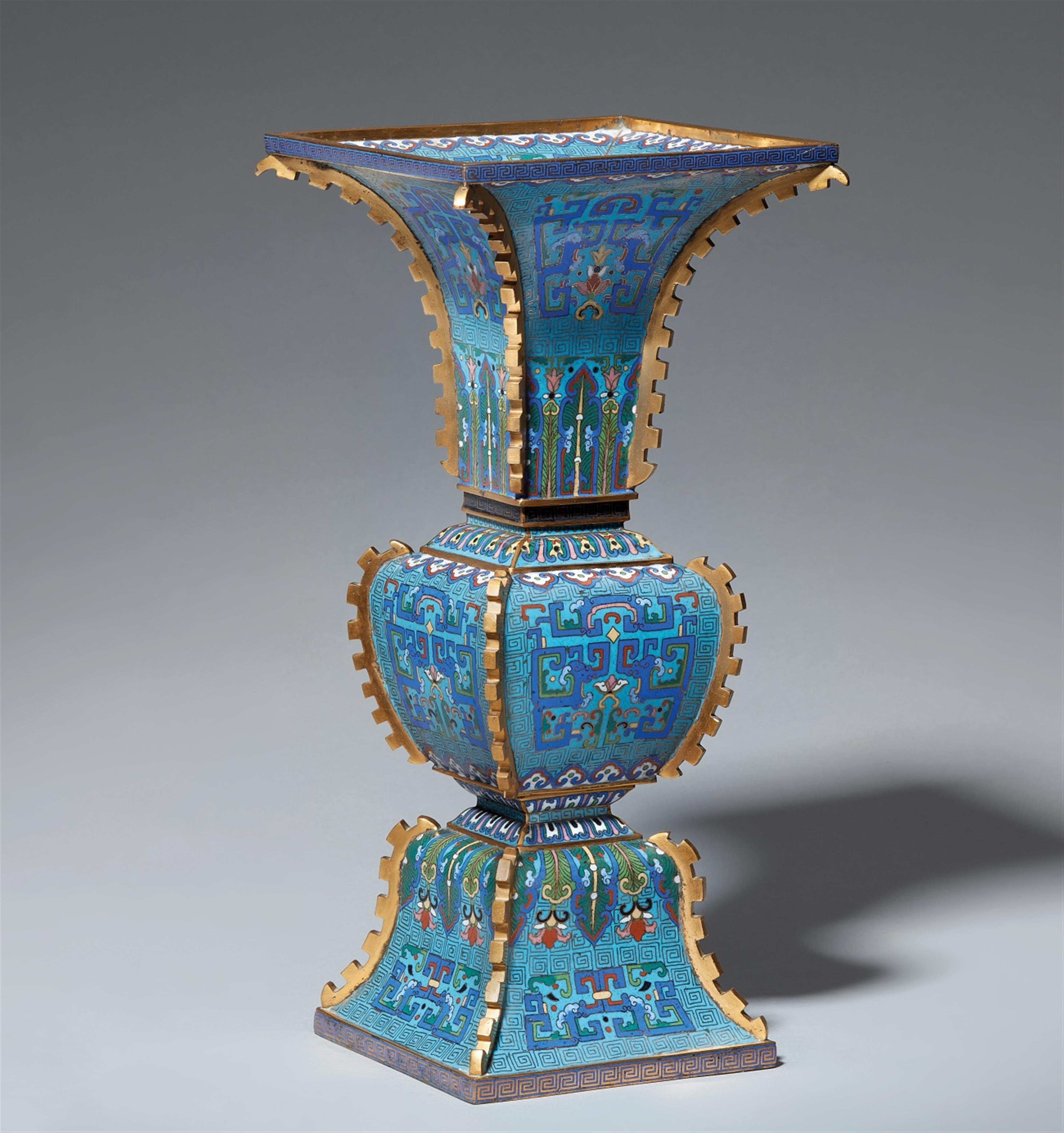 Große vierkantige Vase. Email cloisonné auf Kupfer mit Vergoldung. Spätes 19. Jh. - image-1