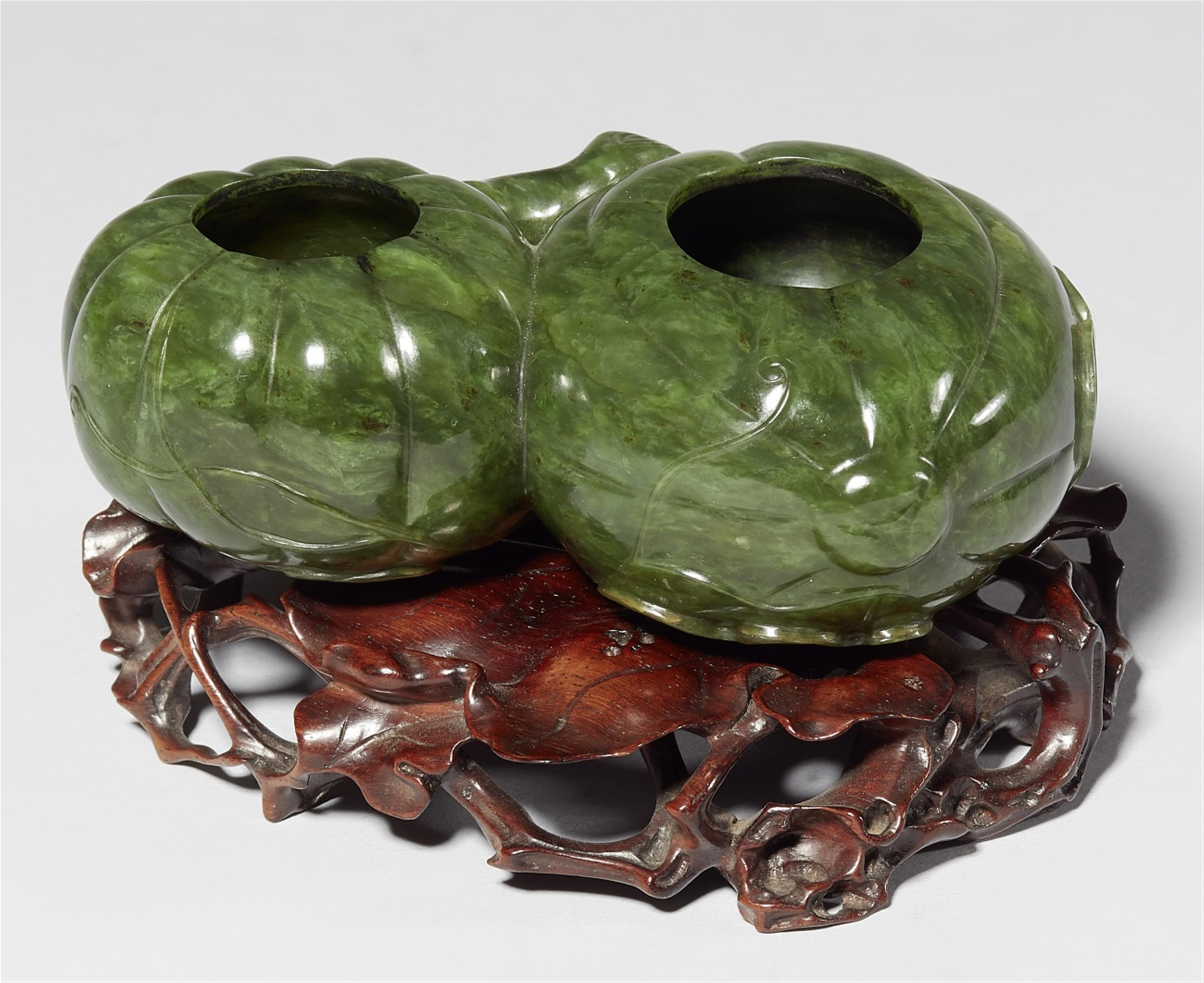 A spinach green jade brush washer. Qing dynasty - image-1