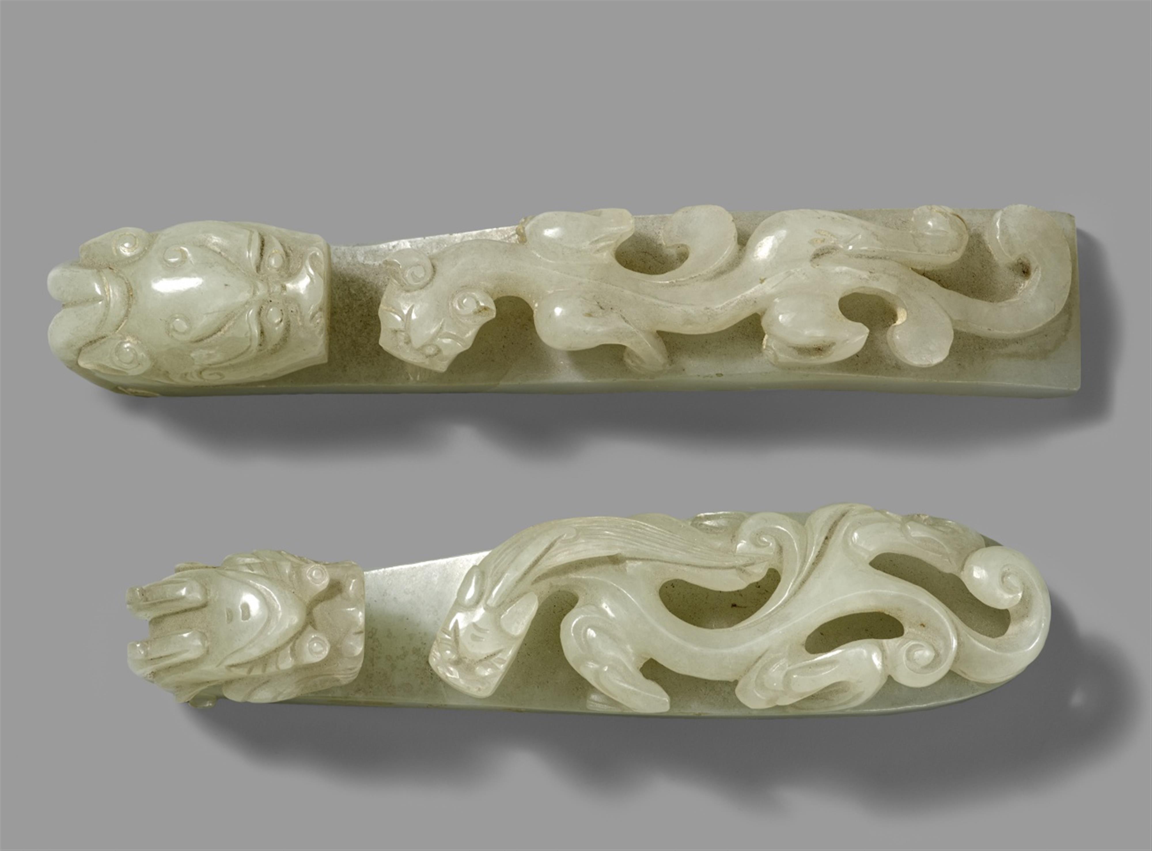 Zwei Gürtelhaken. Gräulich-weiße Jade. Qing-Zeit - image-1