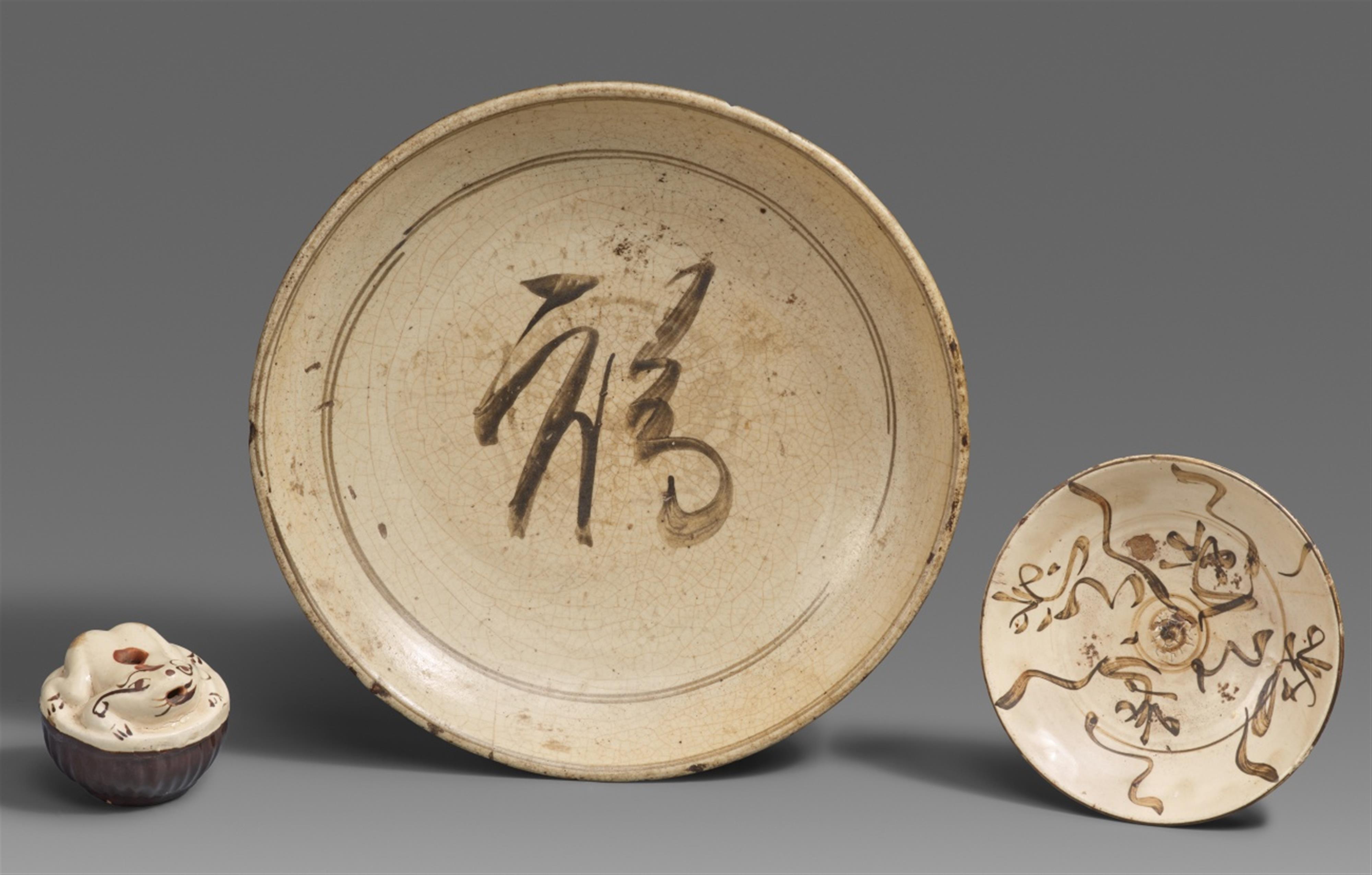 A Cizhou water dropper and two dishes. 12.-14th century - image-1