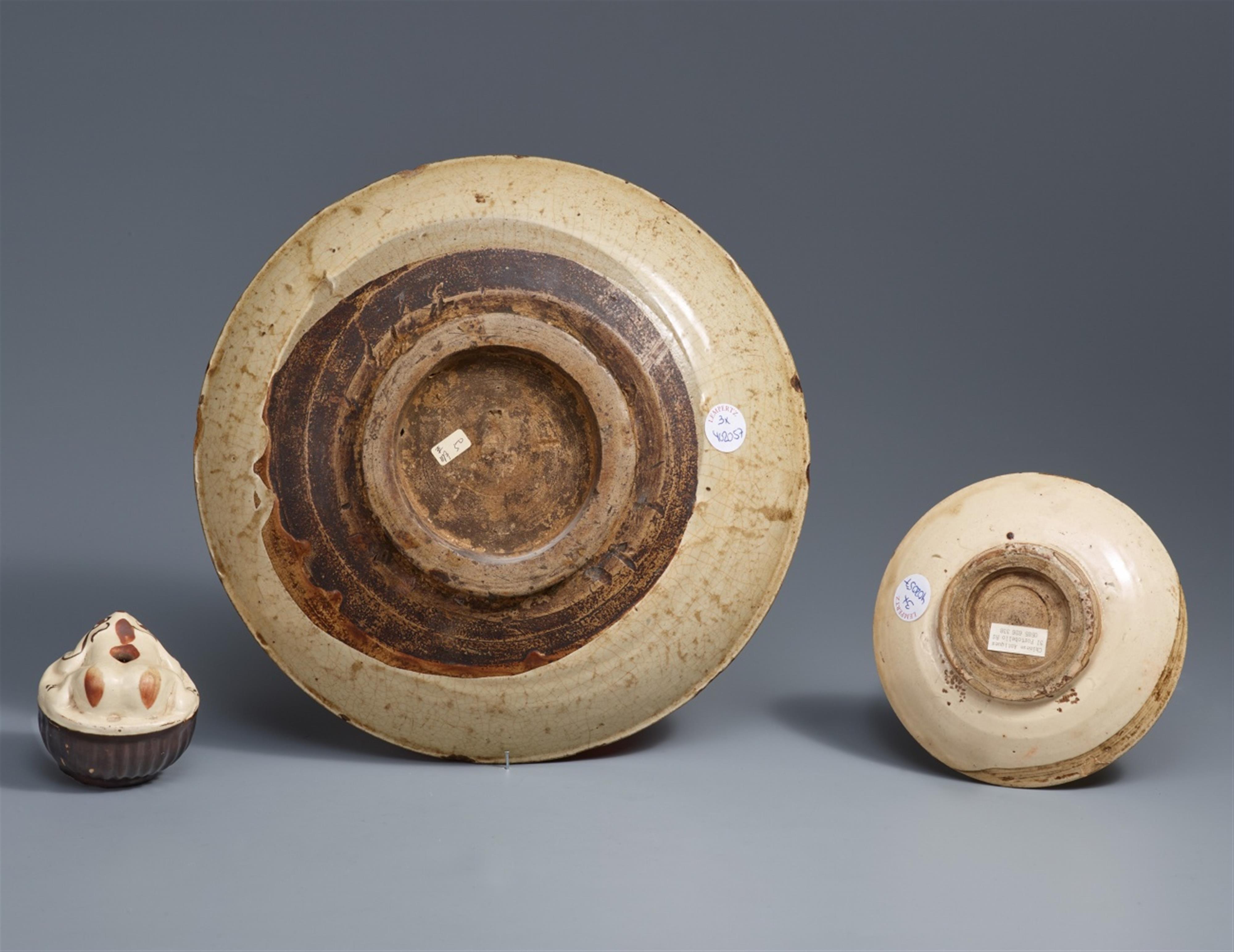 A Cizhou water dropper and two dishes. 12.-14th century - image-2