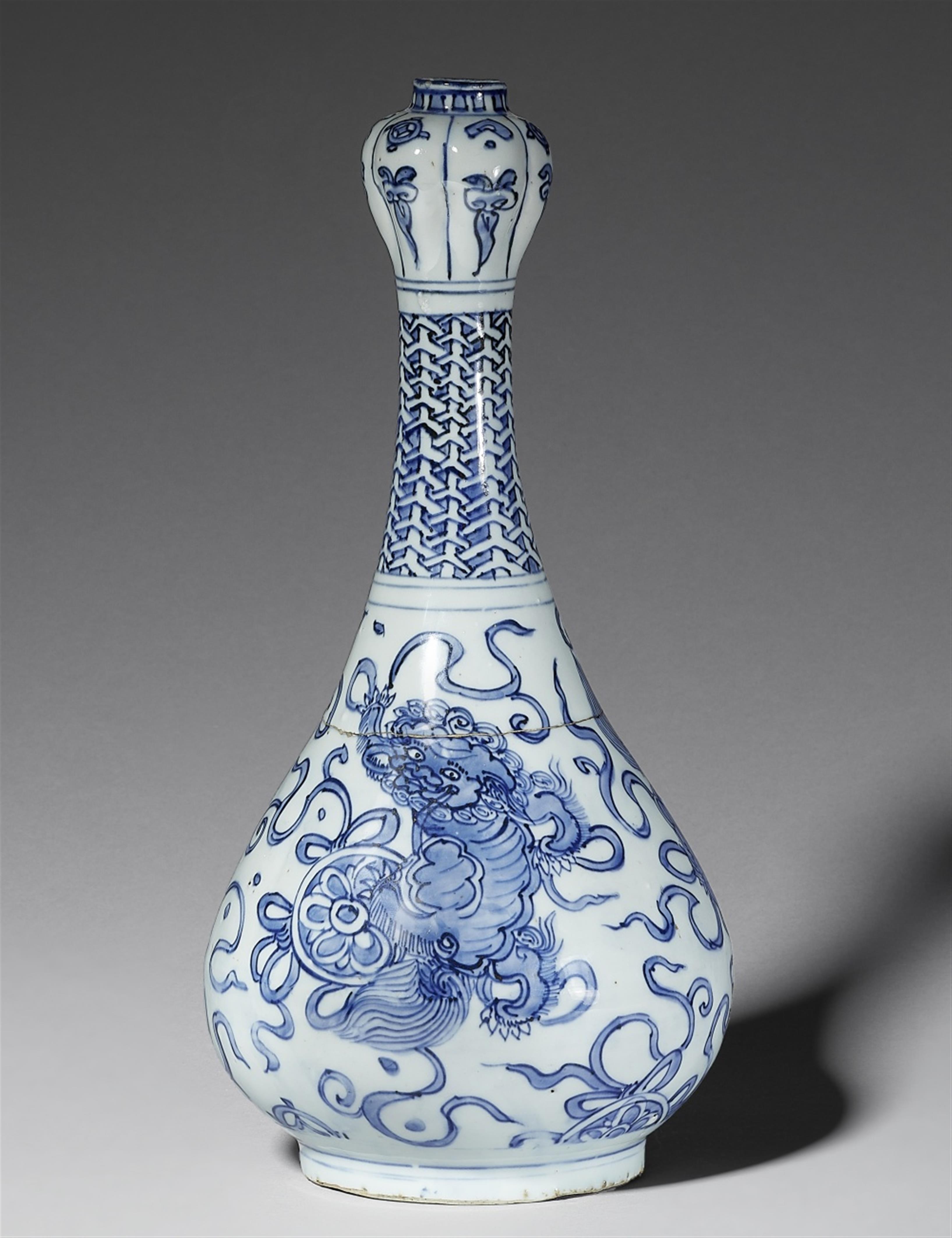 Blau-weiße Flaschenvase. Wanli-Periode (1572-1620) - image-1