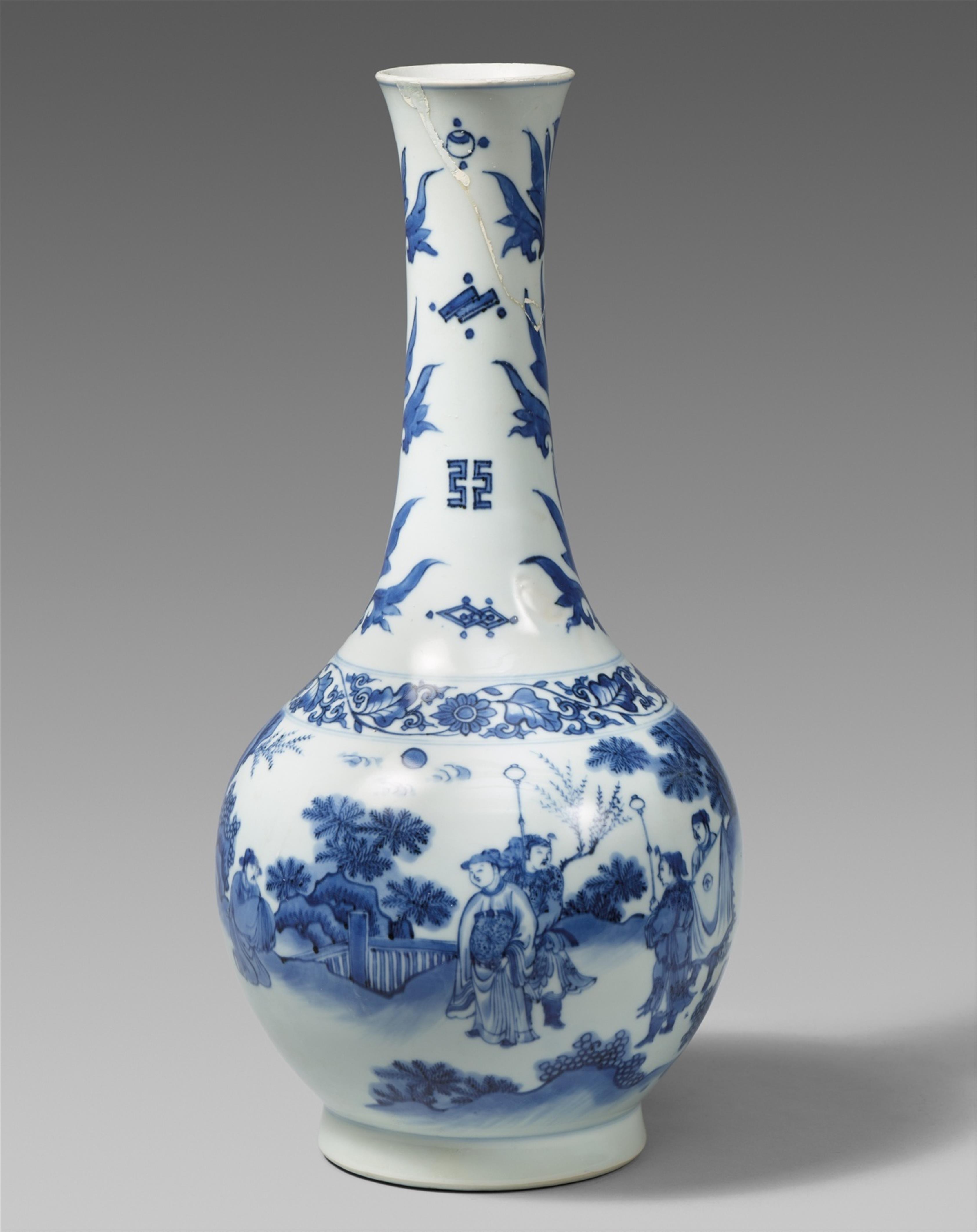 A blue and white bottle vase. Transitional period. 17th century - image-1