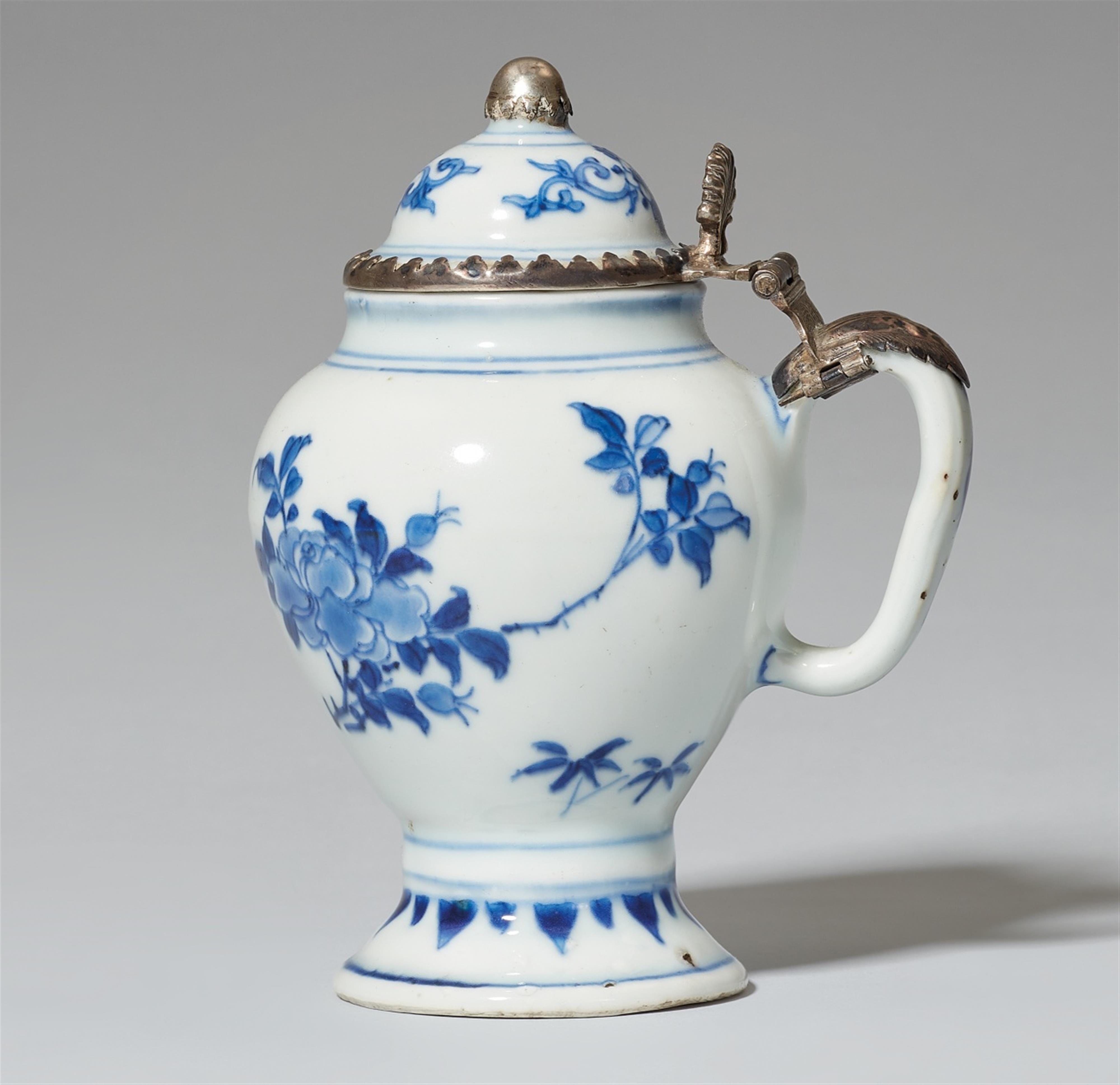 A blue and white silver-mounted covered mustard pot. Mid-17th century - image-1