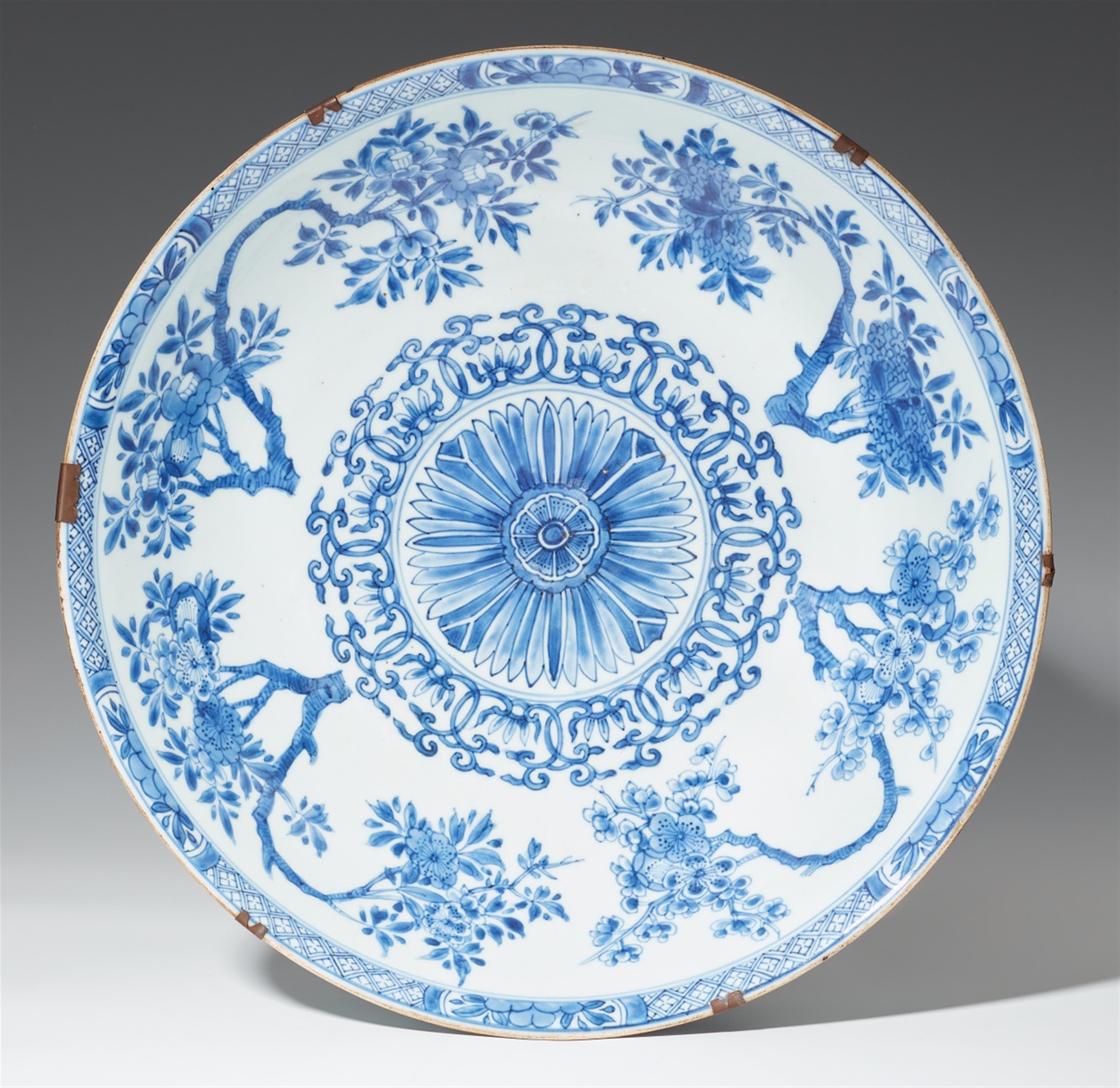 Große blau-weiße Schale. Kangxi-Periode (1662-1722) - image-1