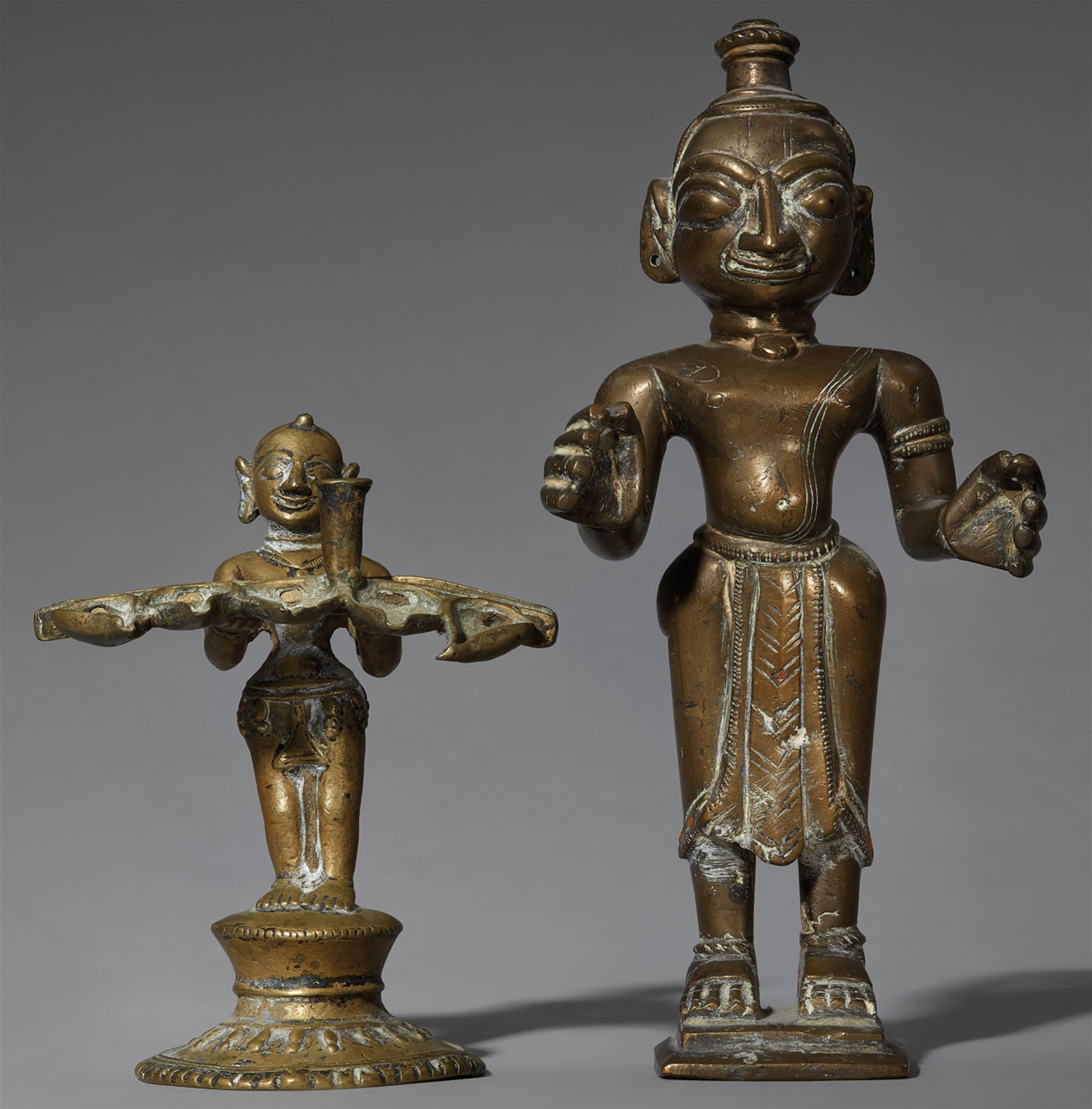 Öllampe und eine Figur. Gelbguss. Ost-Indien, Bengalen/Orissa. 19./20. Jh. - image-1
