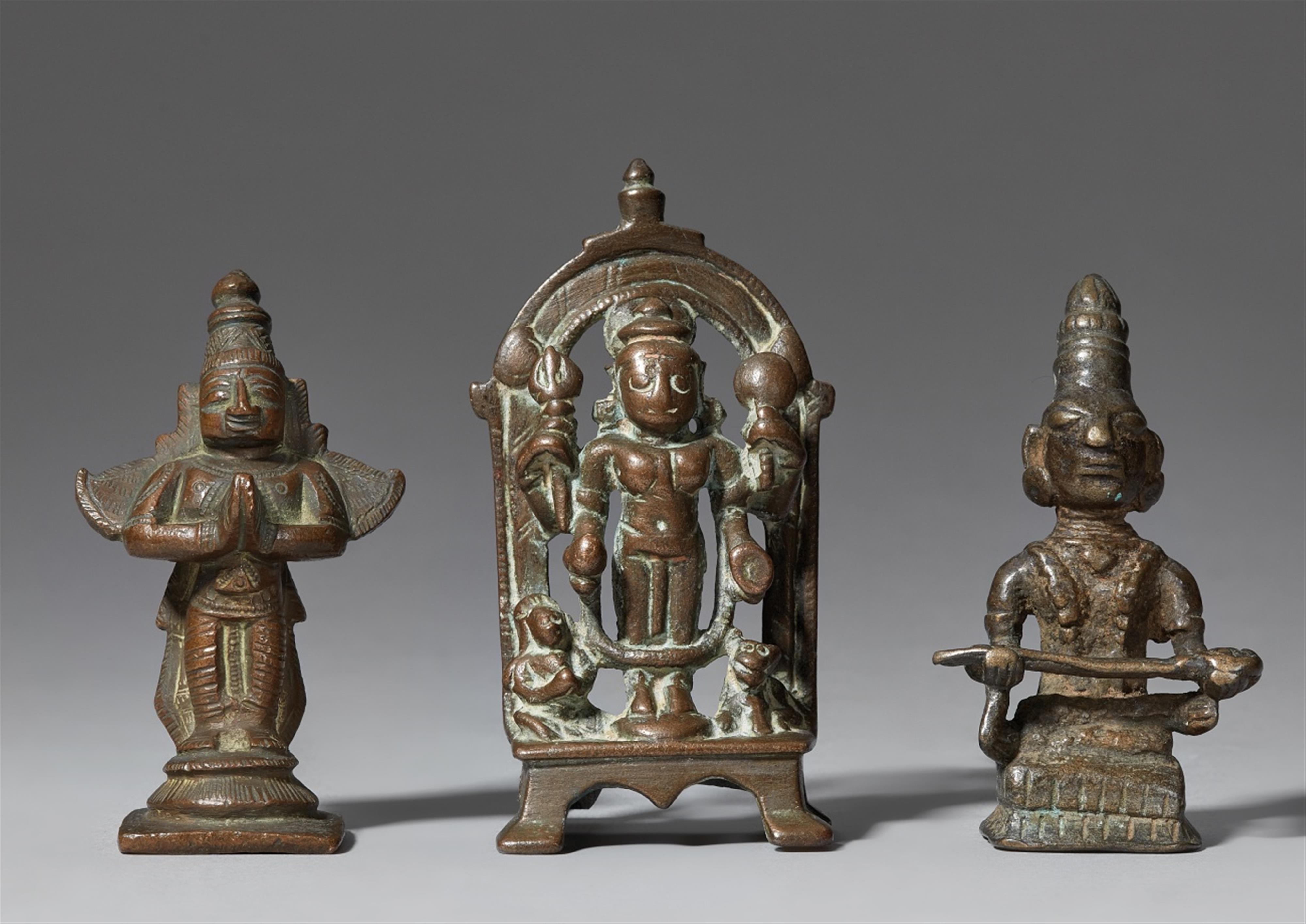 Drei kleine Figuren. Kupferlegierung. Indien. - image-1