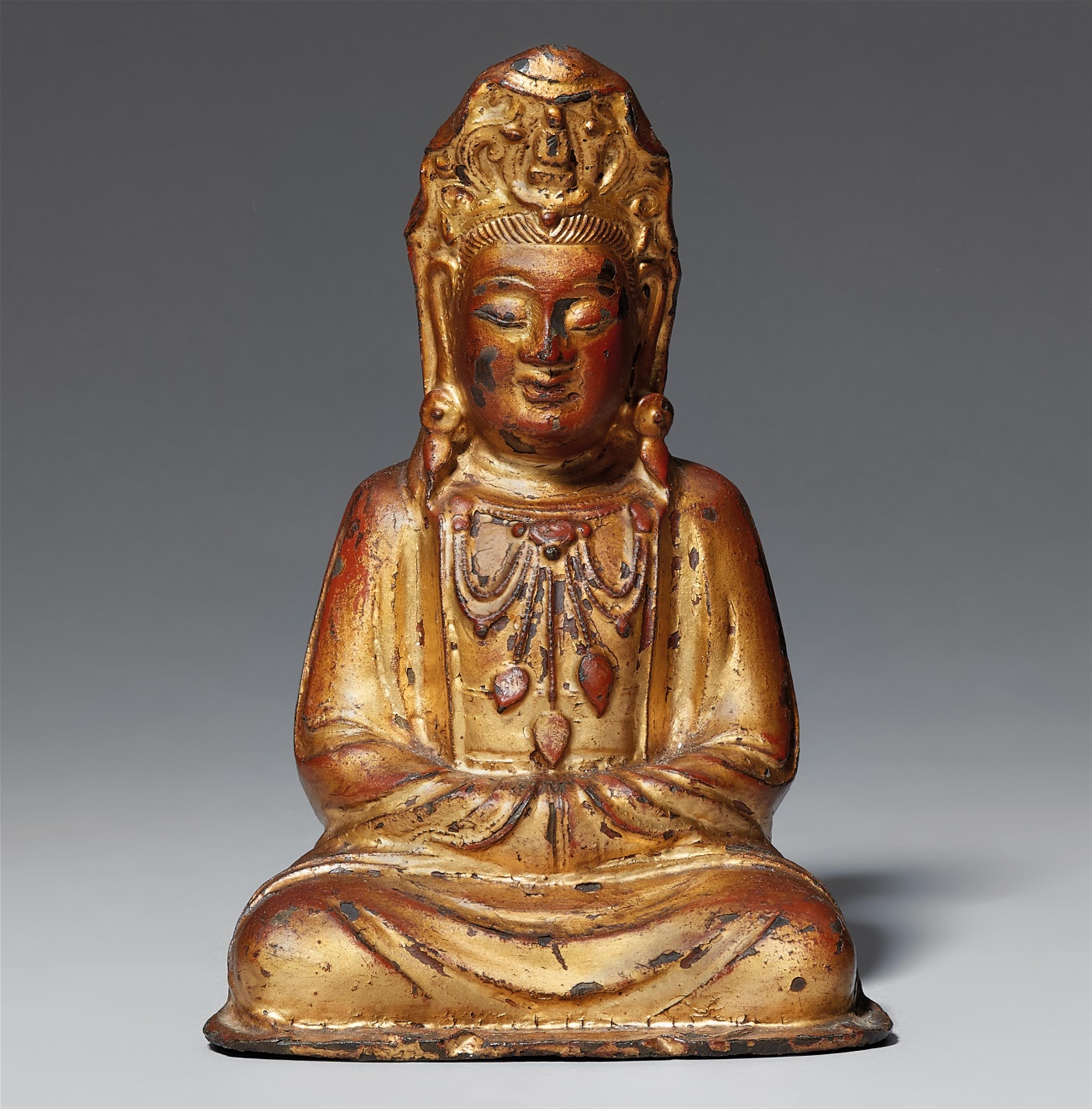 A lacquered and gilt bronze figure of Guanyin. 17th/18th century - image-1