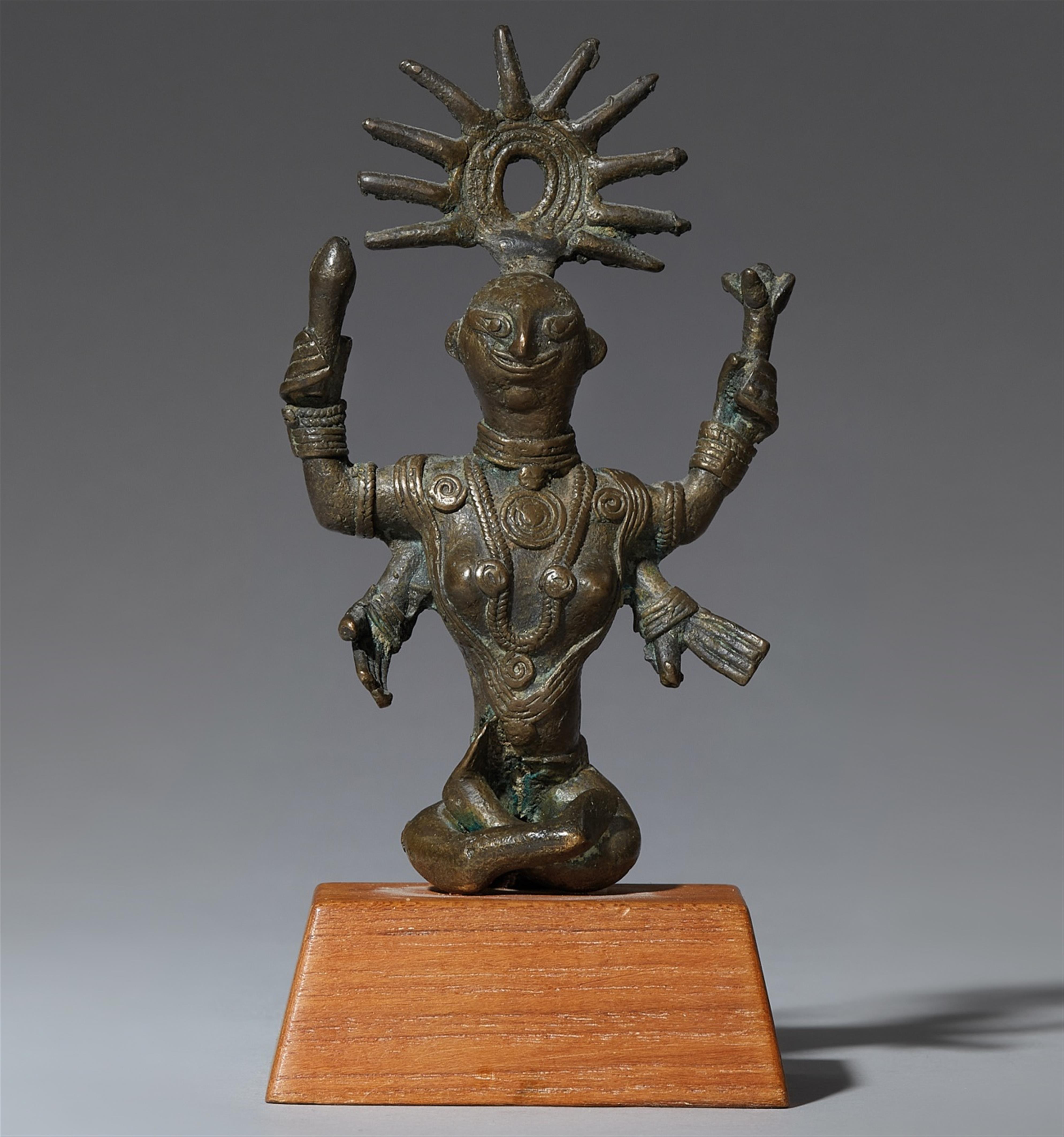 Vierarmige weibliche Gottheit. Bronze. Ost-Indien, Bihar. 19. Jh. - image-1