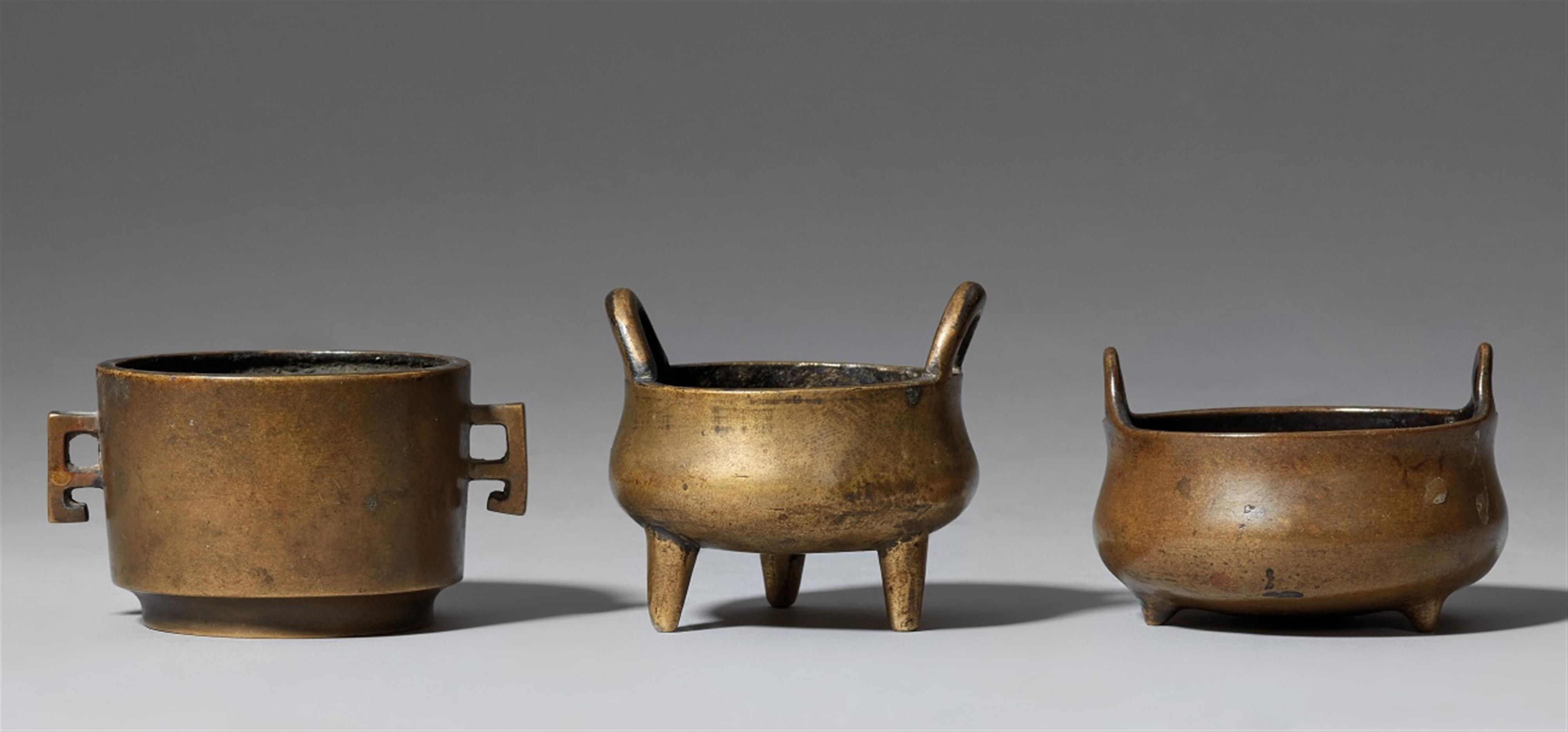 Drei sehr kleine Weihrauchbrenner. Gelbliche Bronze. Qing-Zeit - image-1