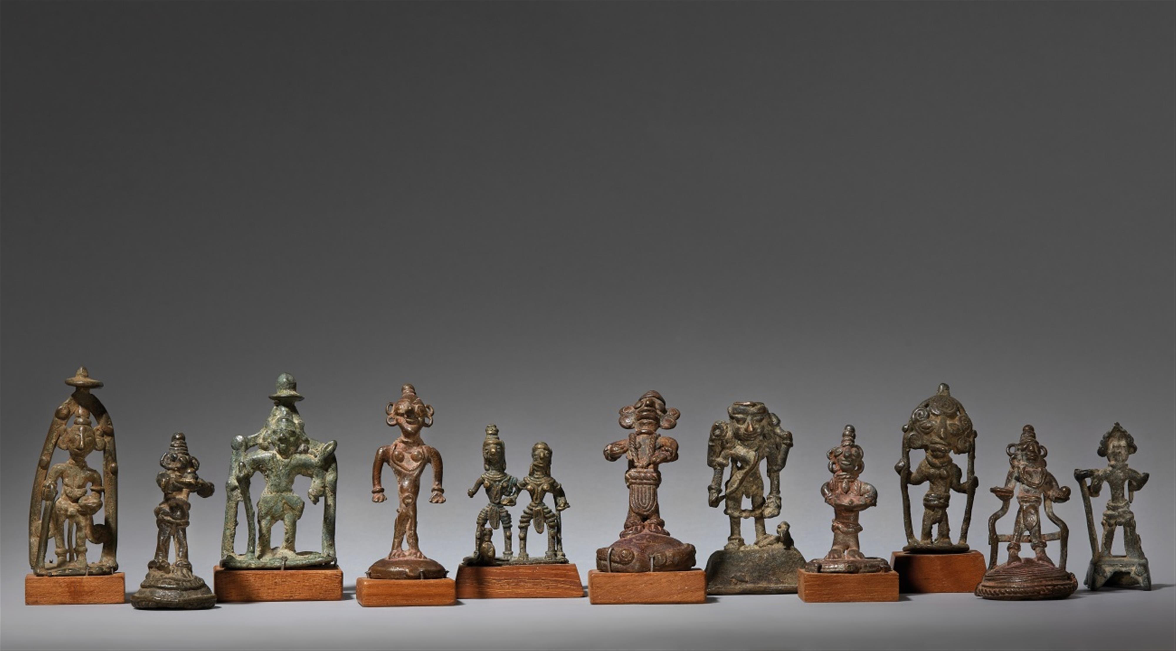 Elf kleine volkstümliche Figuren. Bronze. Zentral-Indien. 19./20. Jh. - image-1