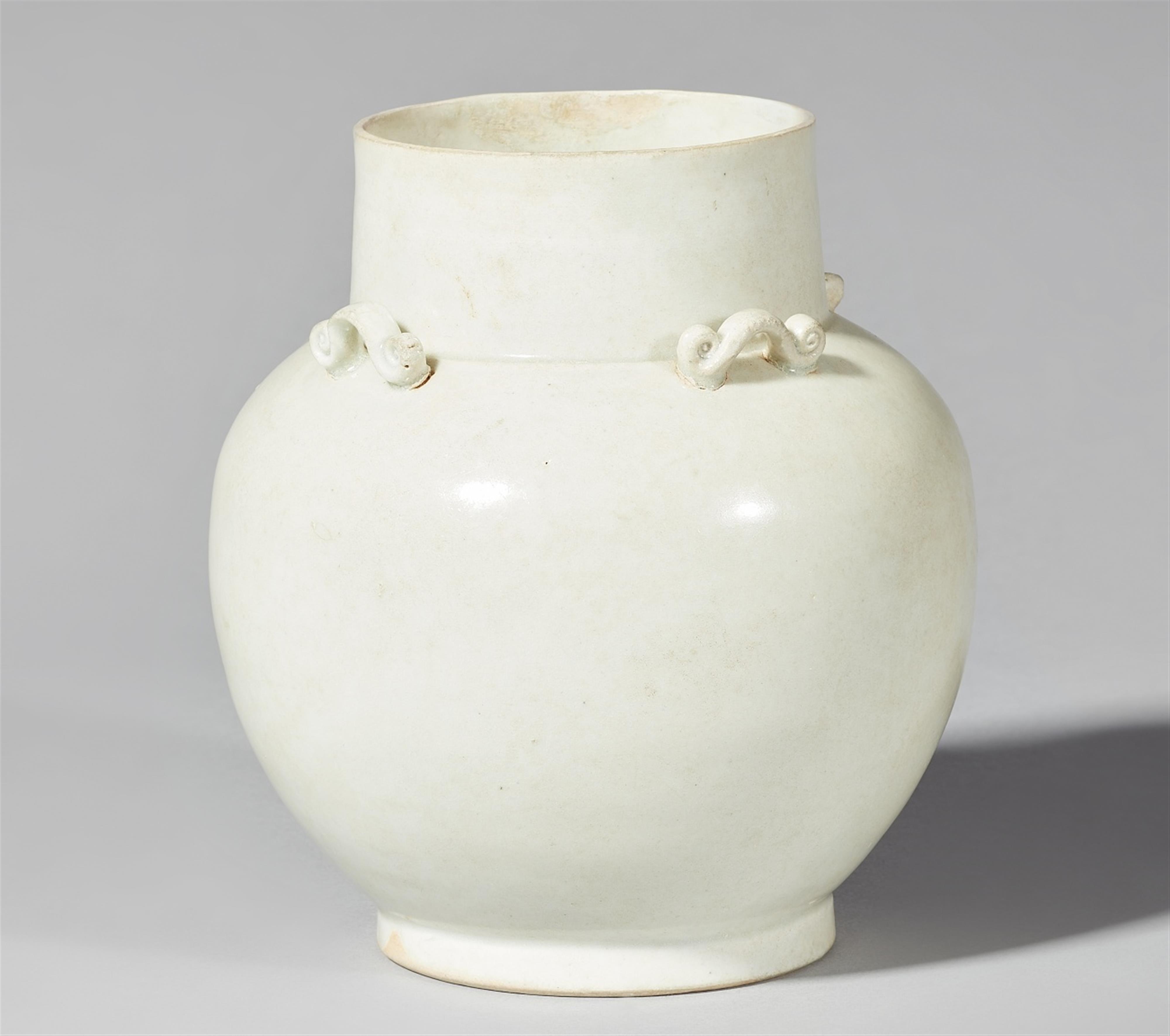 A qingbai-type glazed jar. Song dynasty (907-1279) - image-1