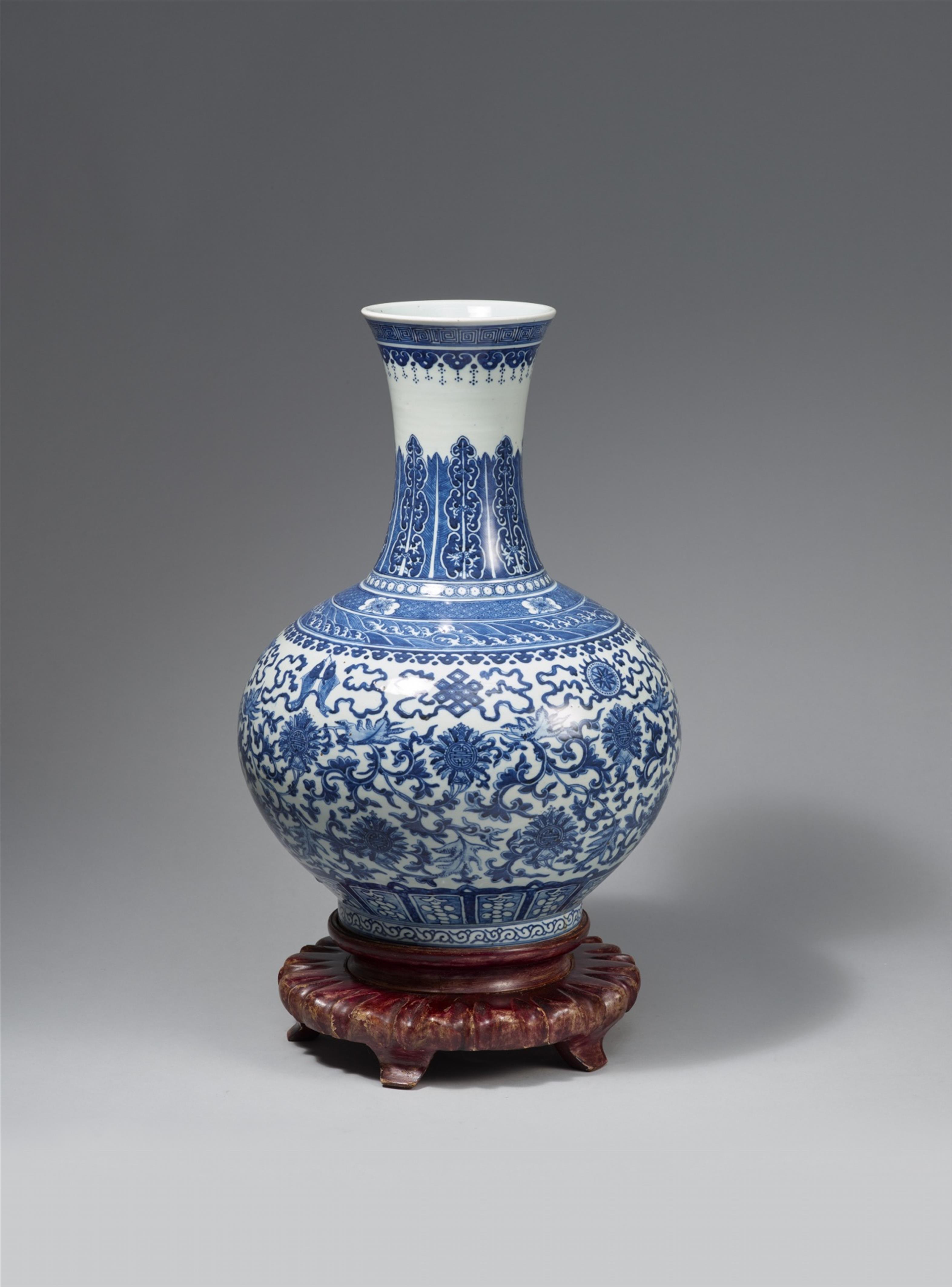 Große blau-weiße Vase. 20. Jh. - image-2