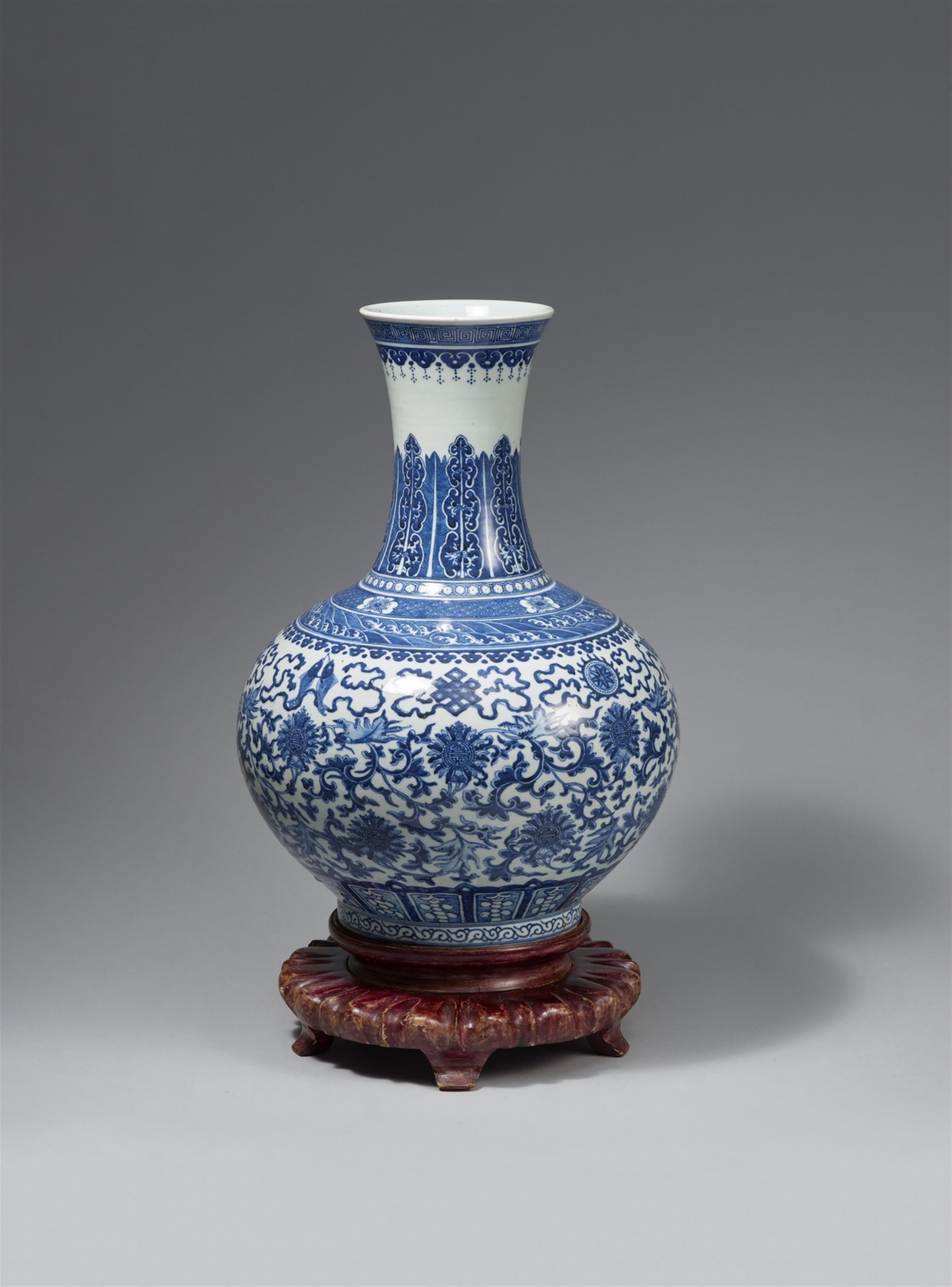Große blau-weiße Vase. 20. Jh. - image-3