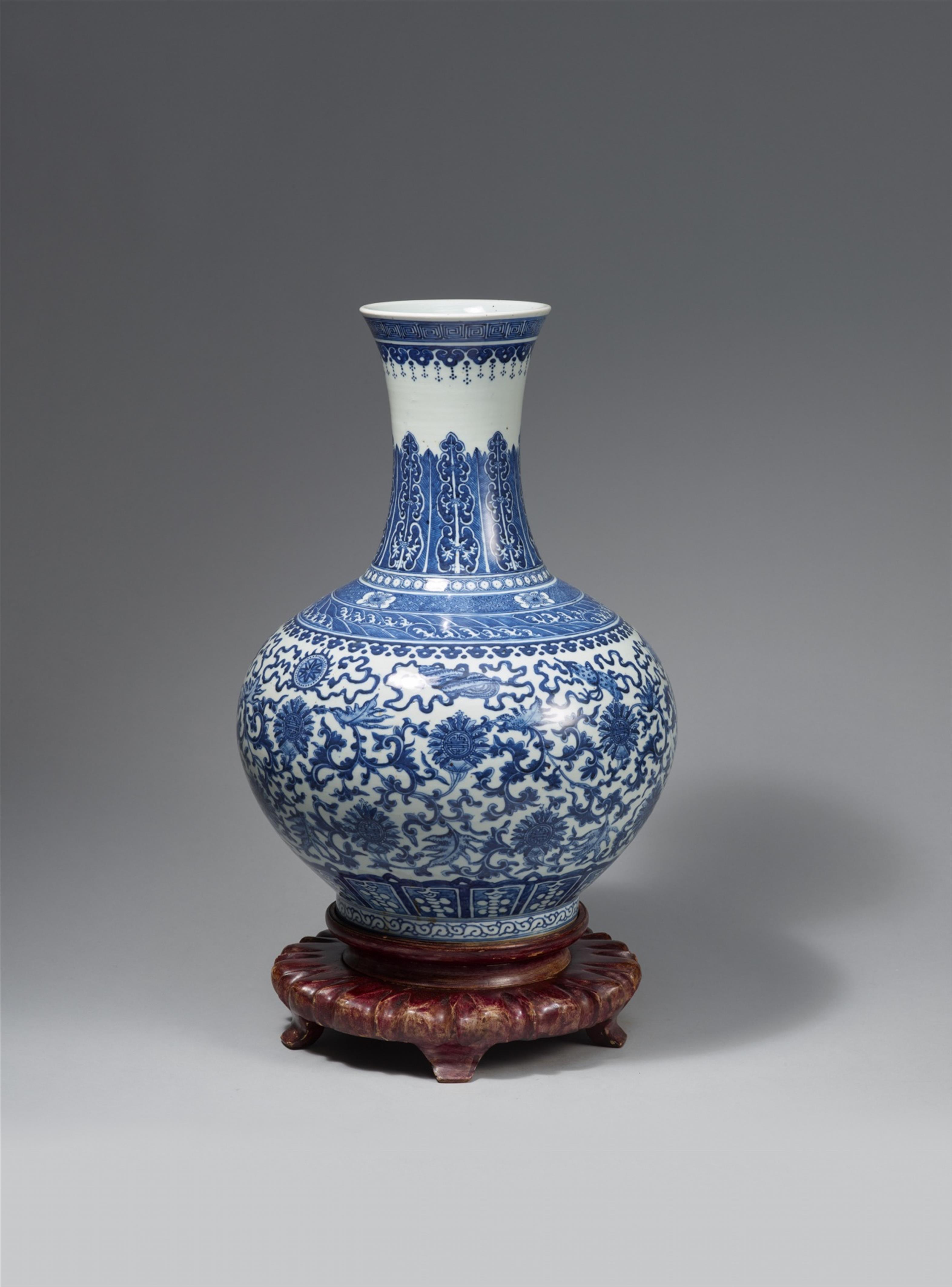 Große blau-weiße Vase. 20. Jh. - image-4