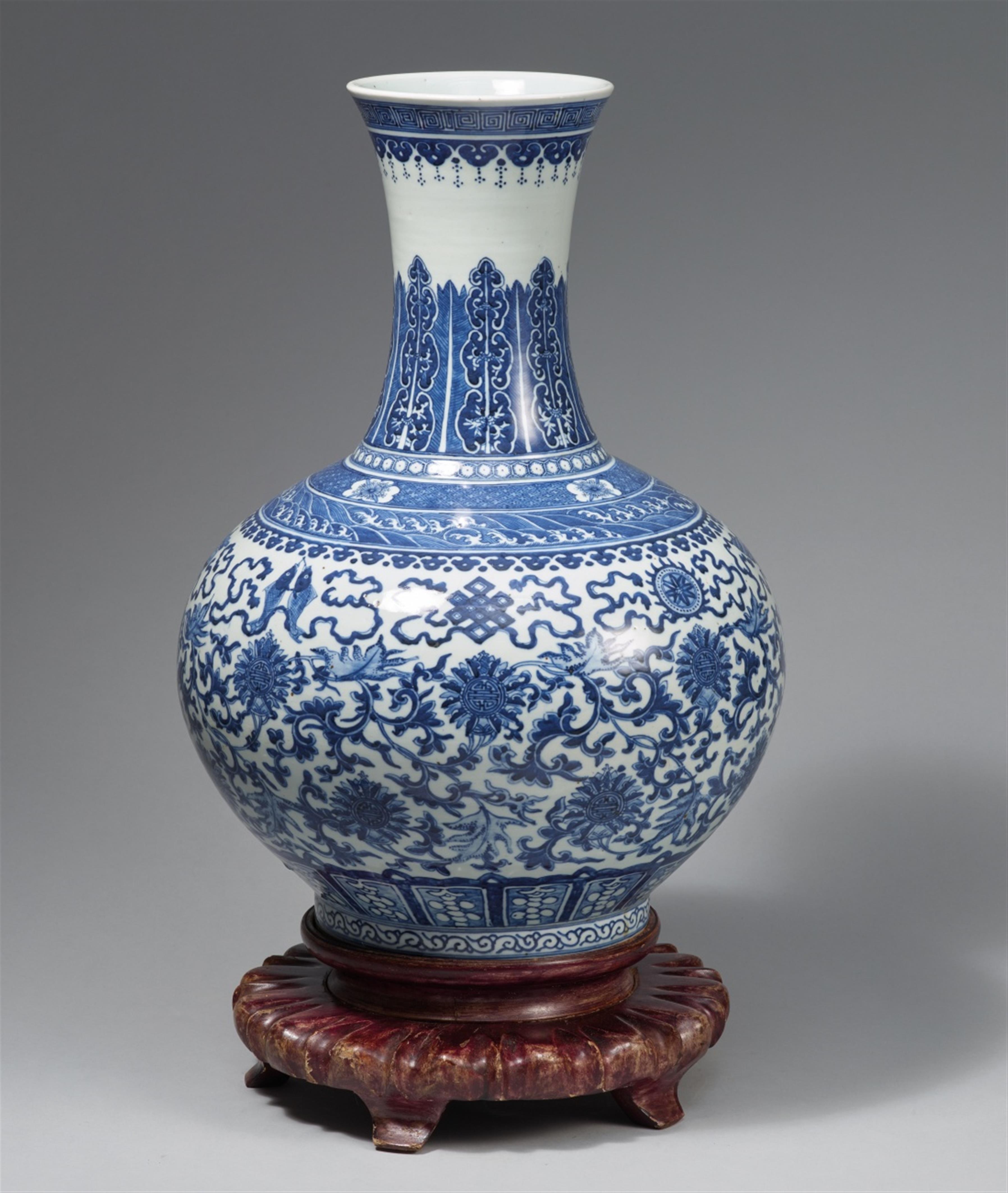 Große blau-weiße Vase. 20. Jh. - image-1