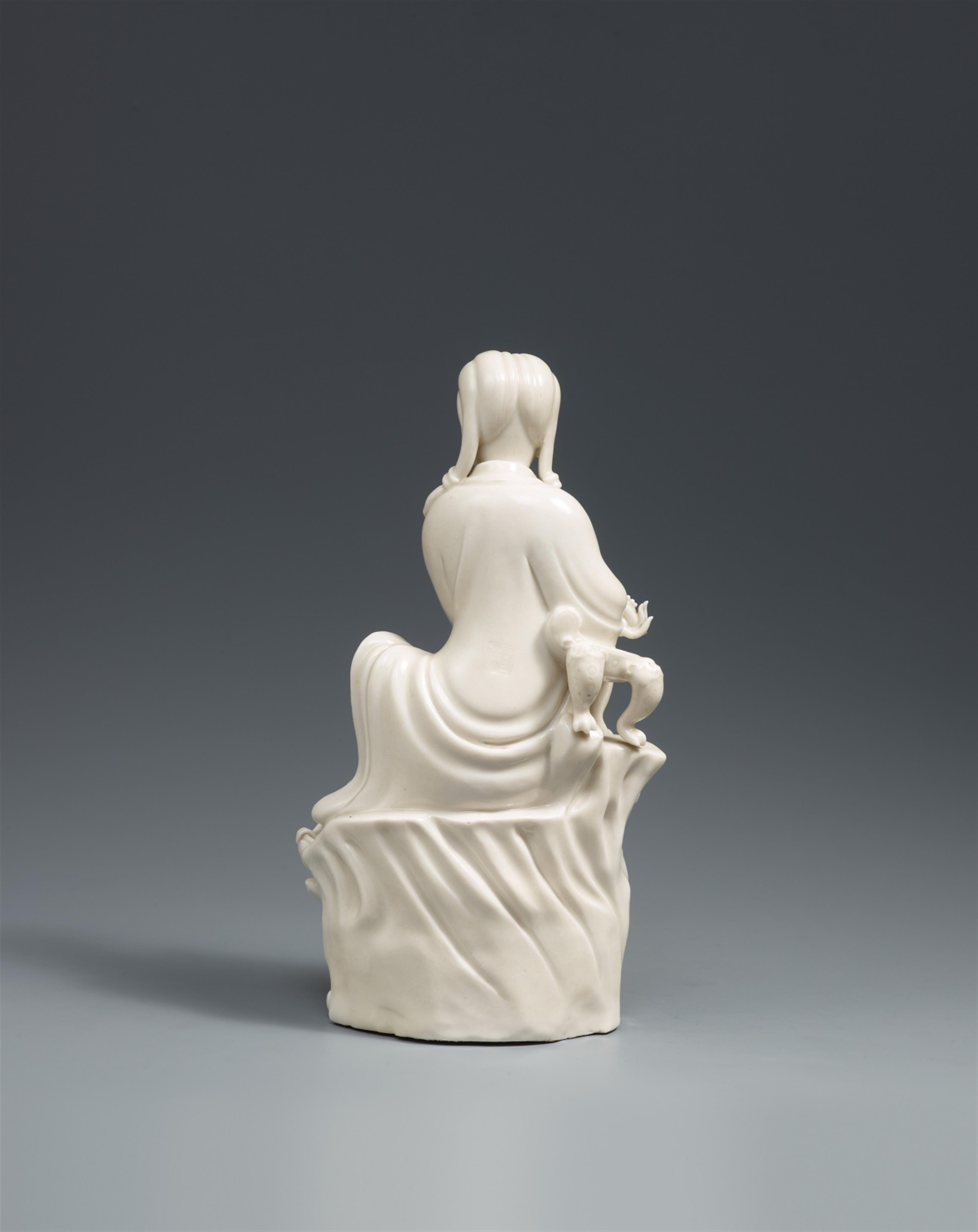 Blanc de Chine-Figur einer sitzenden Guanyin. Qing-Zeit (1644-1911) - image-2