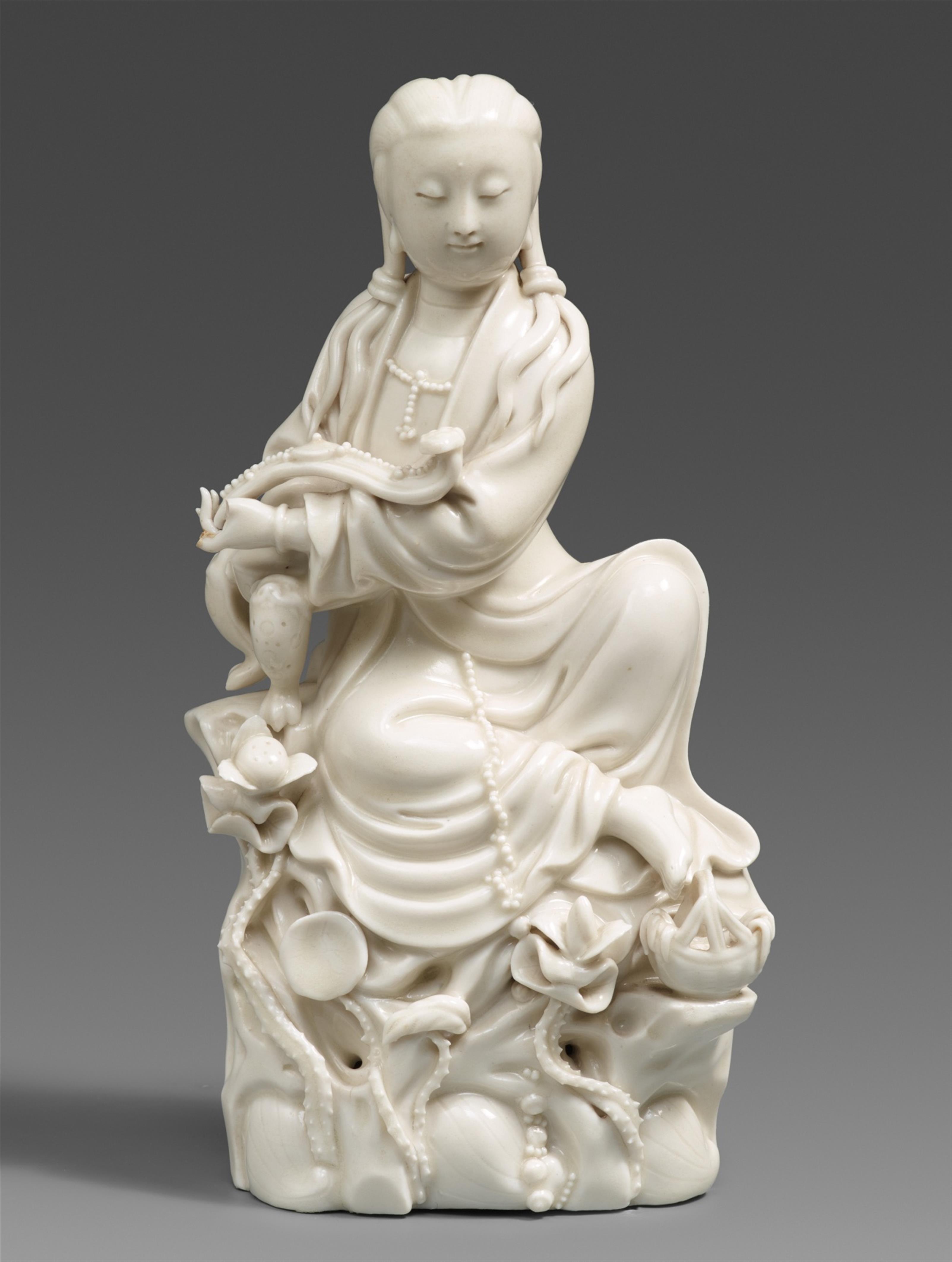 Blanc de Chine-Figur einer sitzenden Guanyin. Qing-Zeit (1644-1911) - image-1