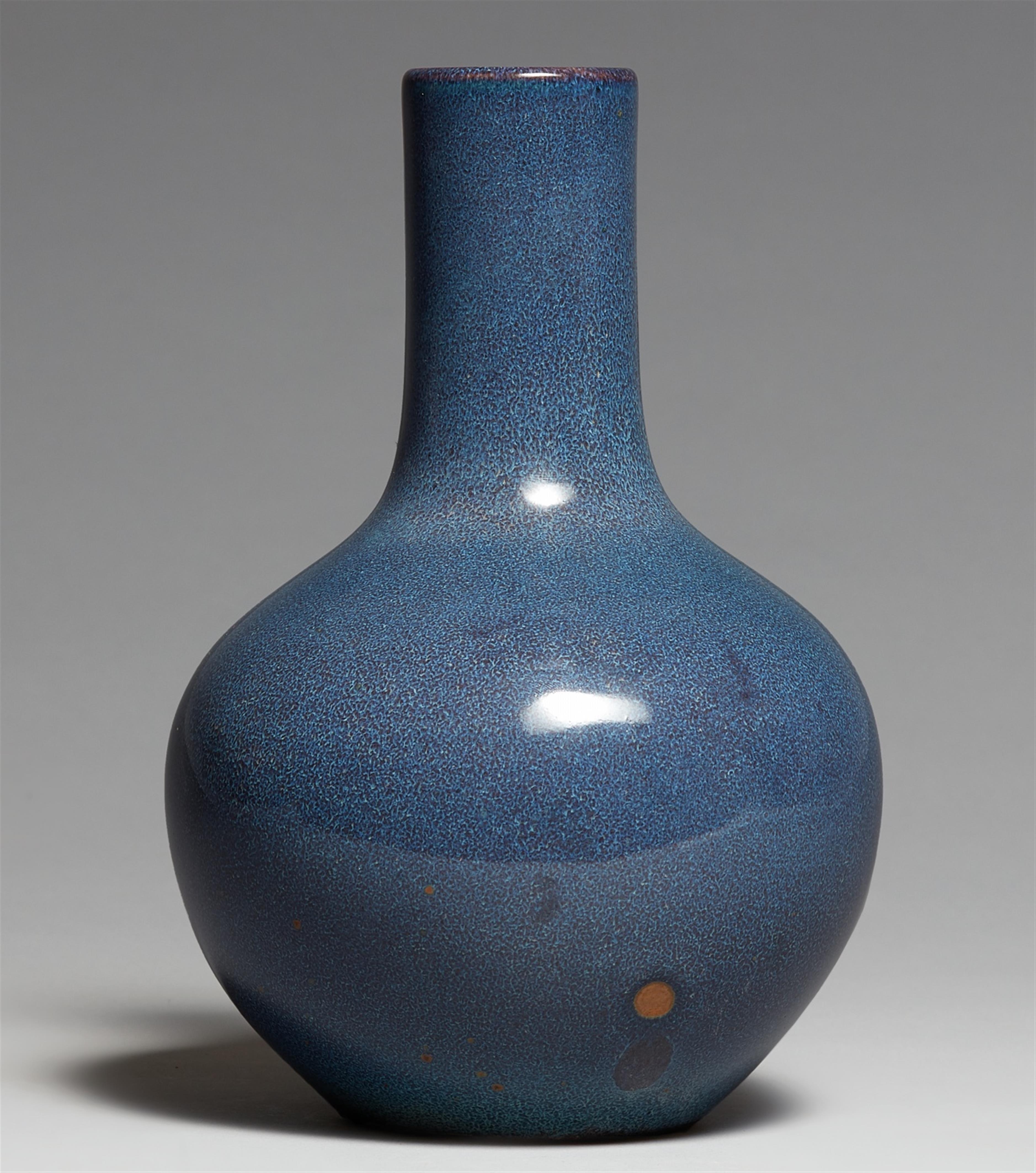 A blue-glazed bottle vase. Qing dynasty (1644-1911) - image-1