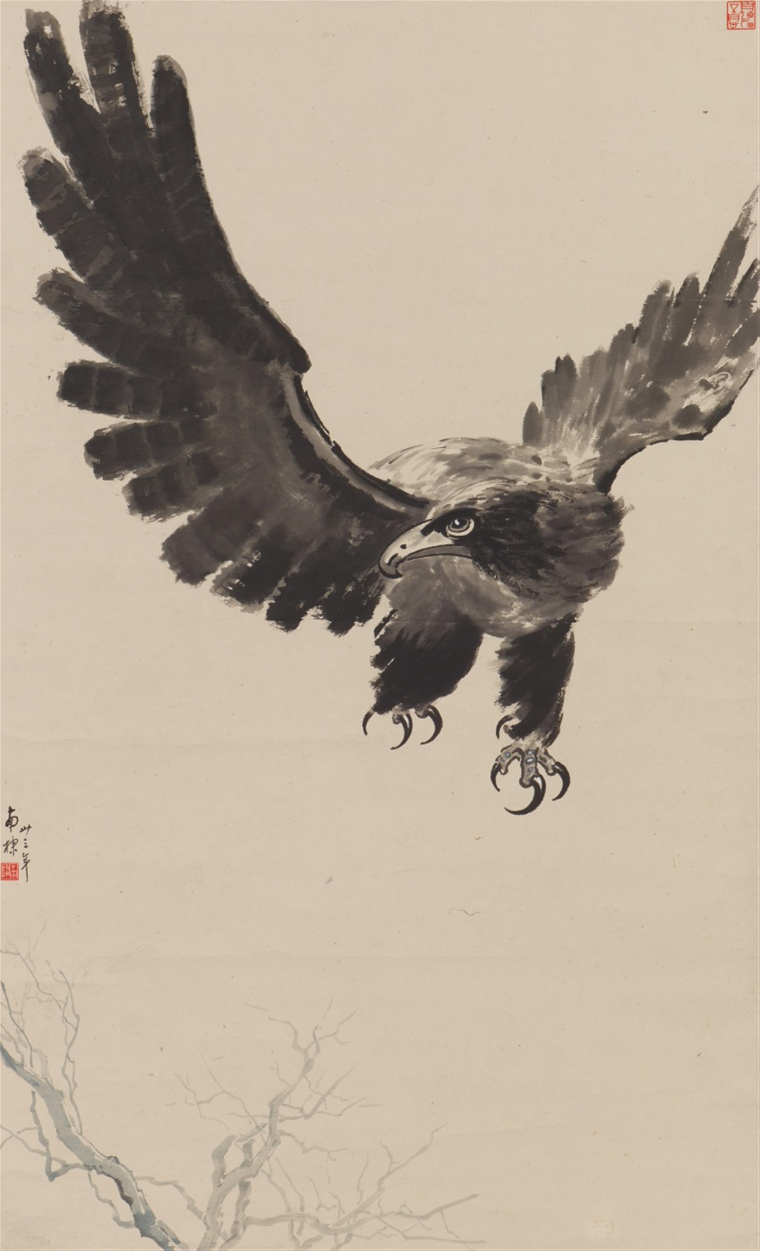 Fu Nandi - Adler im Flug (nach Xu Beihong). Hängerolle. Tusche und Farben auf Papier. Aufschrift, sign.: Nandi, Siegel: Nandii und ein weiteres. - image-1