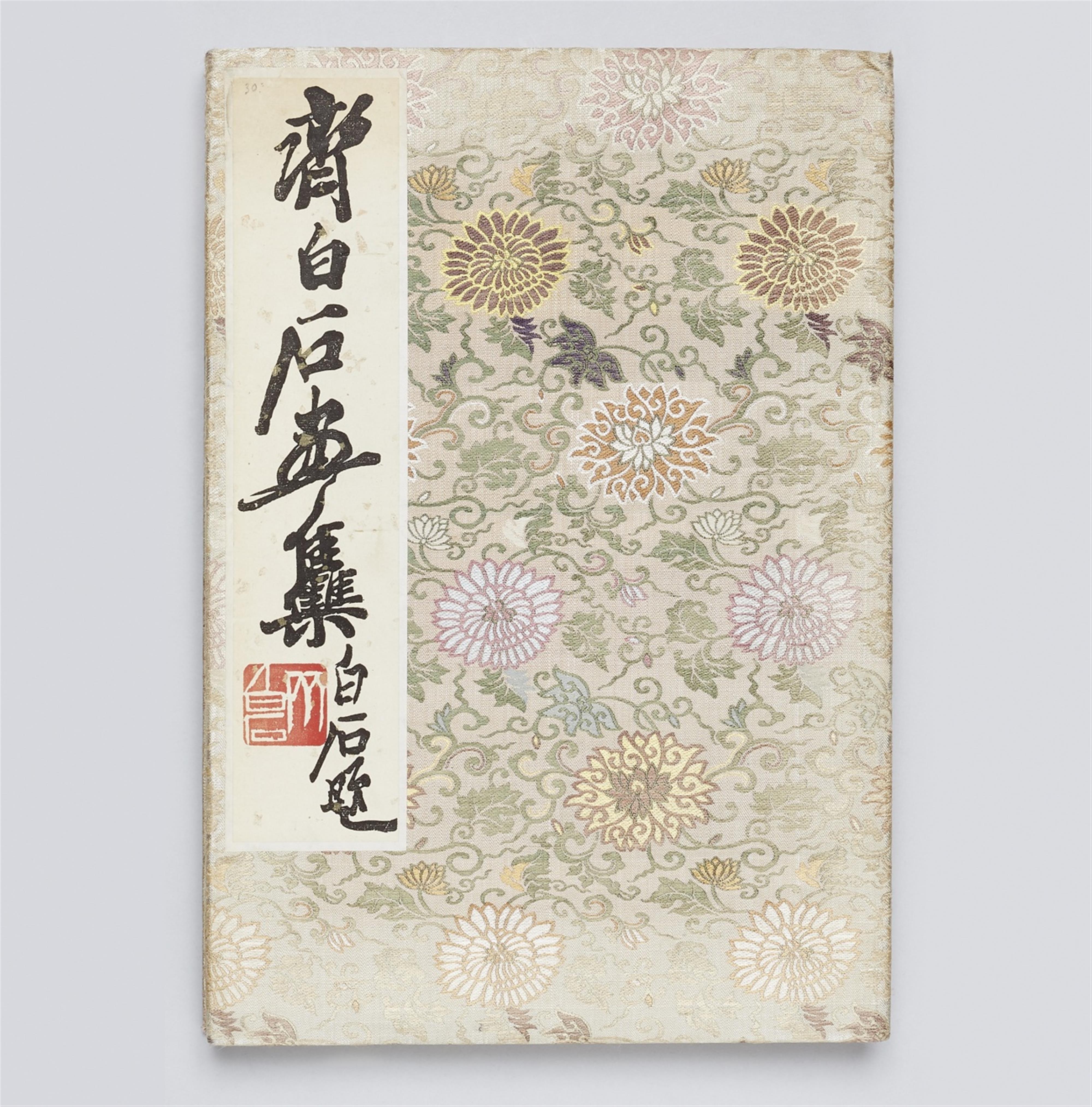 Qi Baishi - A folding album titled "Qi Baishi huaji" (Collected paintings of Qi Baishi) with 22 colour woodblock prints. Rongbaozhai, Beijing 1952, 5th month. Water stains. Brocade covers. - image-1