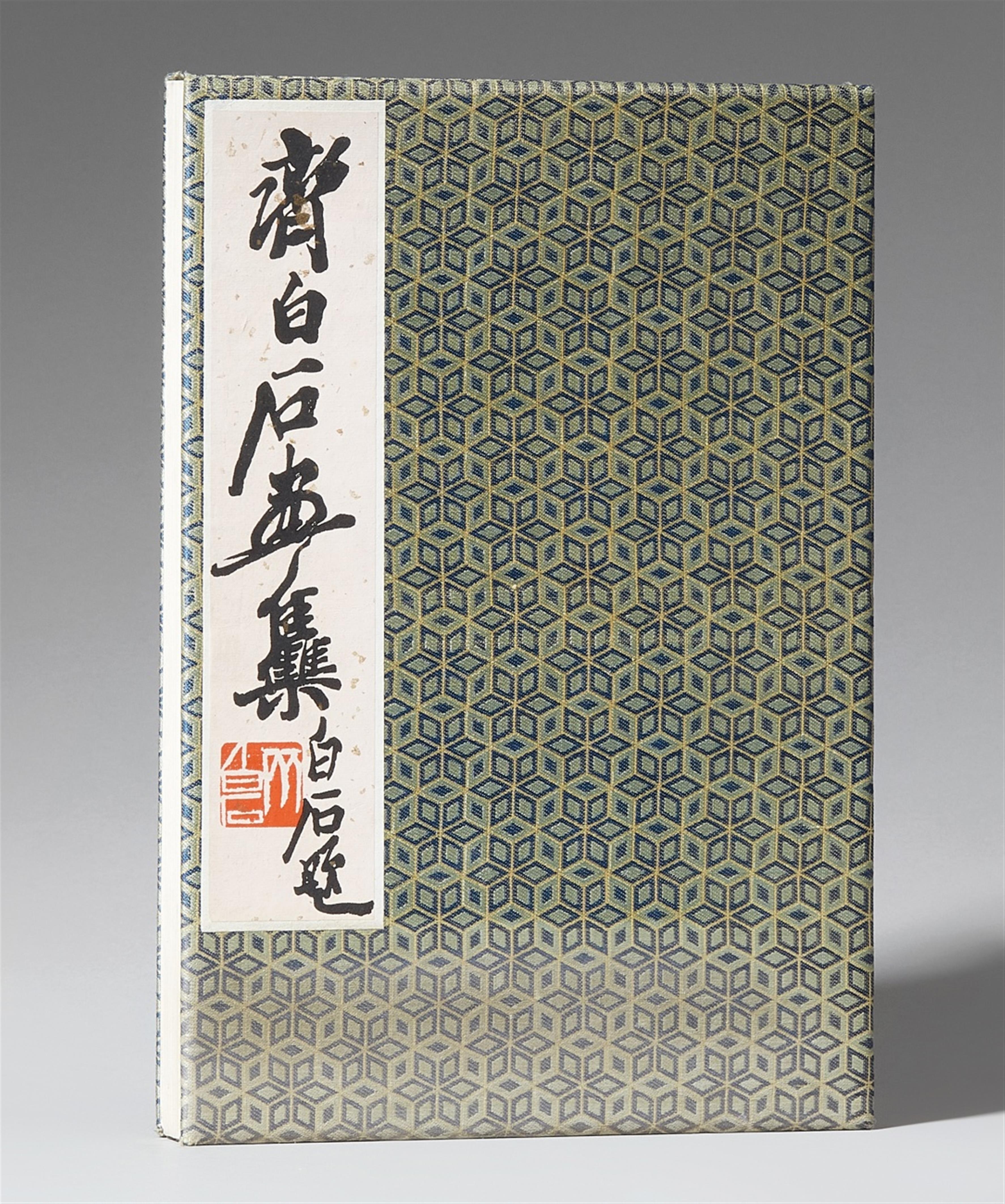 Qi Baishi - Leporello-Album mit dem Titel "Qi Baishi huaji" (Bildersammlung des Qi Baishi) mit 22 Farbholzschnitten. Rongbaozhai, Beijing 1952, 5. Monat. Wasserflecken. Brokatbespannte Deckel. - image-1