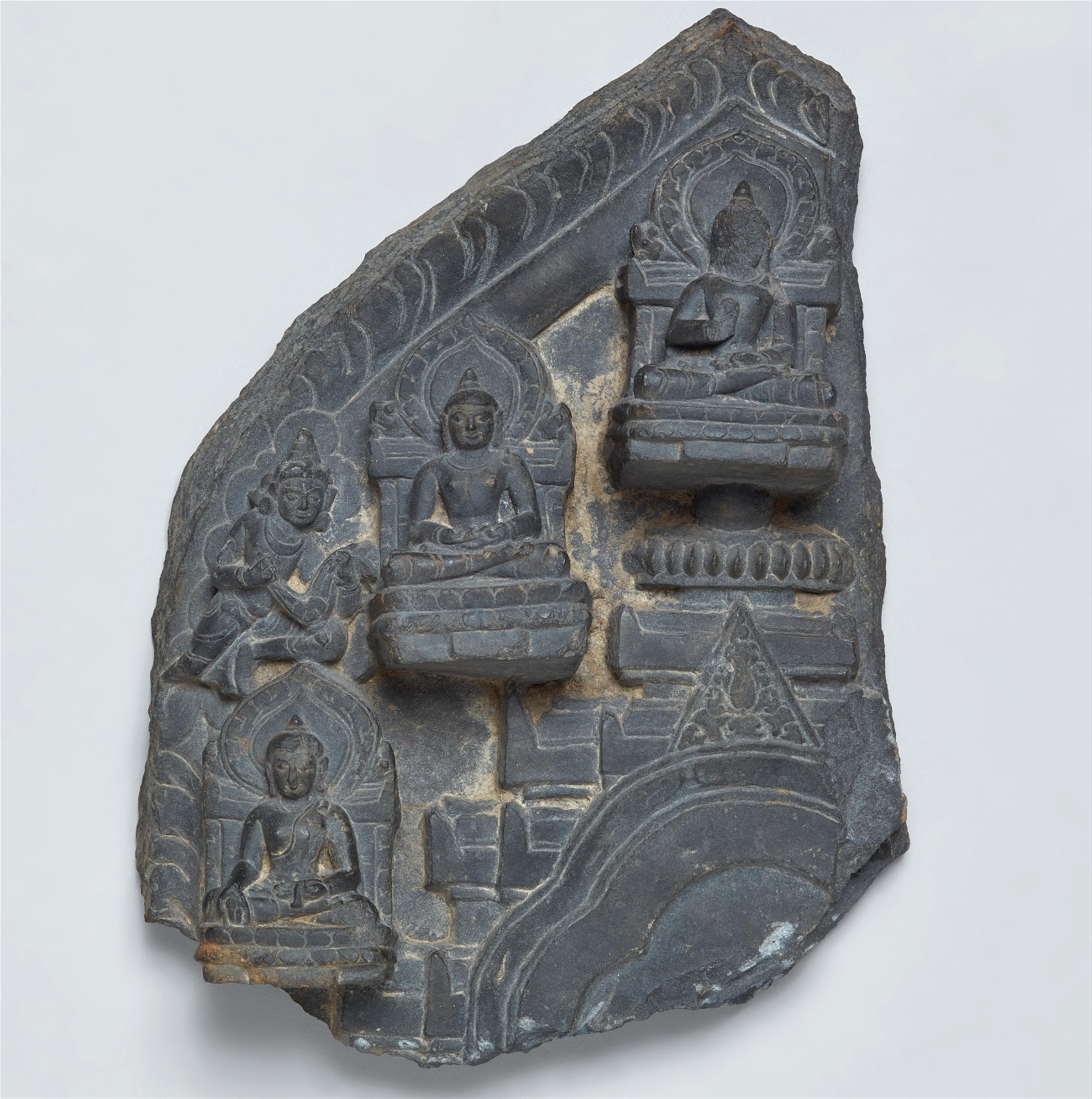 A Pala black stone fragment of a stele. Northeastern India, Bengal. 12th century - image-1