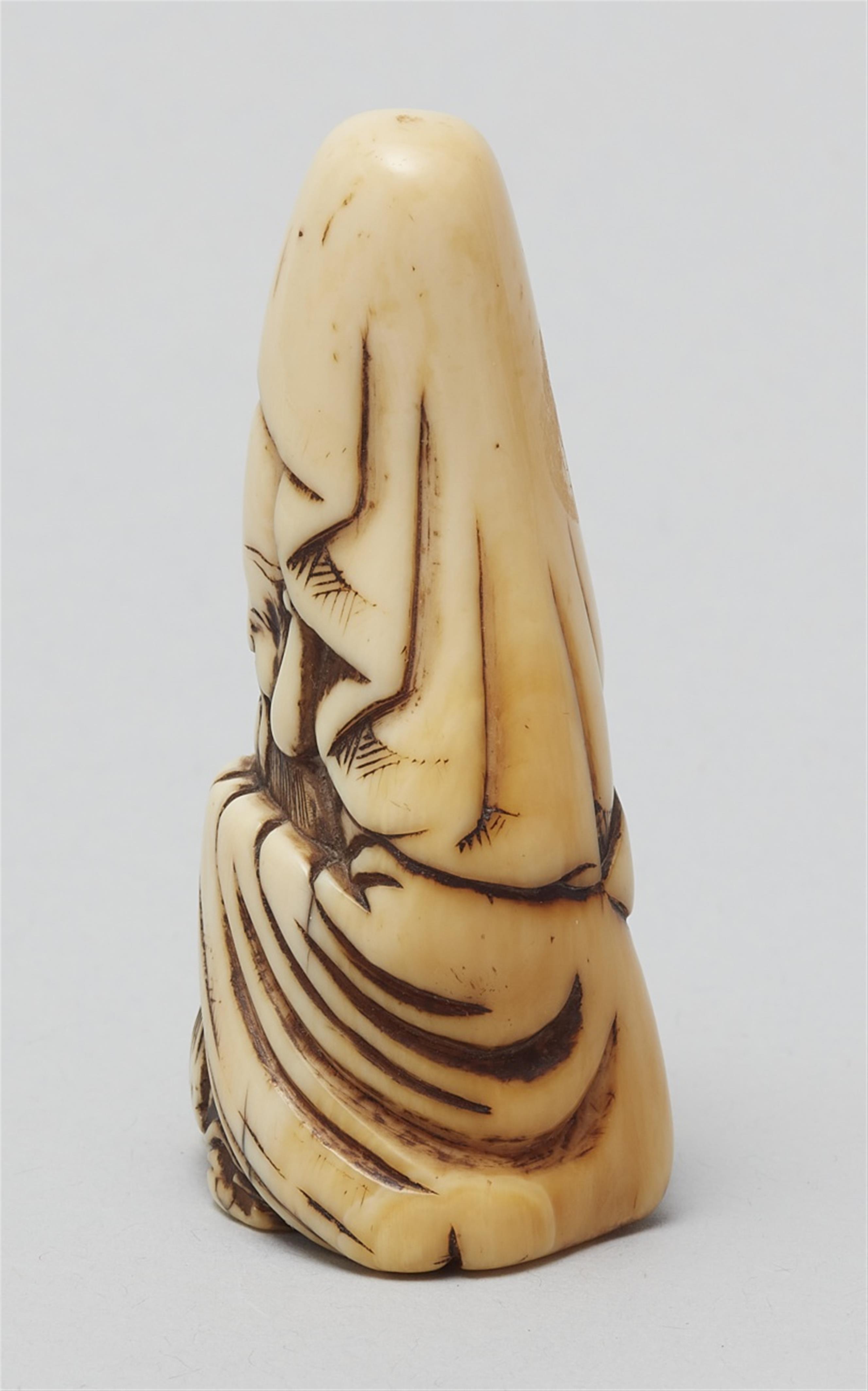 An ivory netsuke of Fukurokuju. Late 18th/ early 19th century - image-4