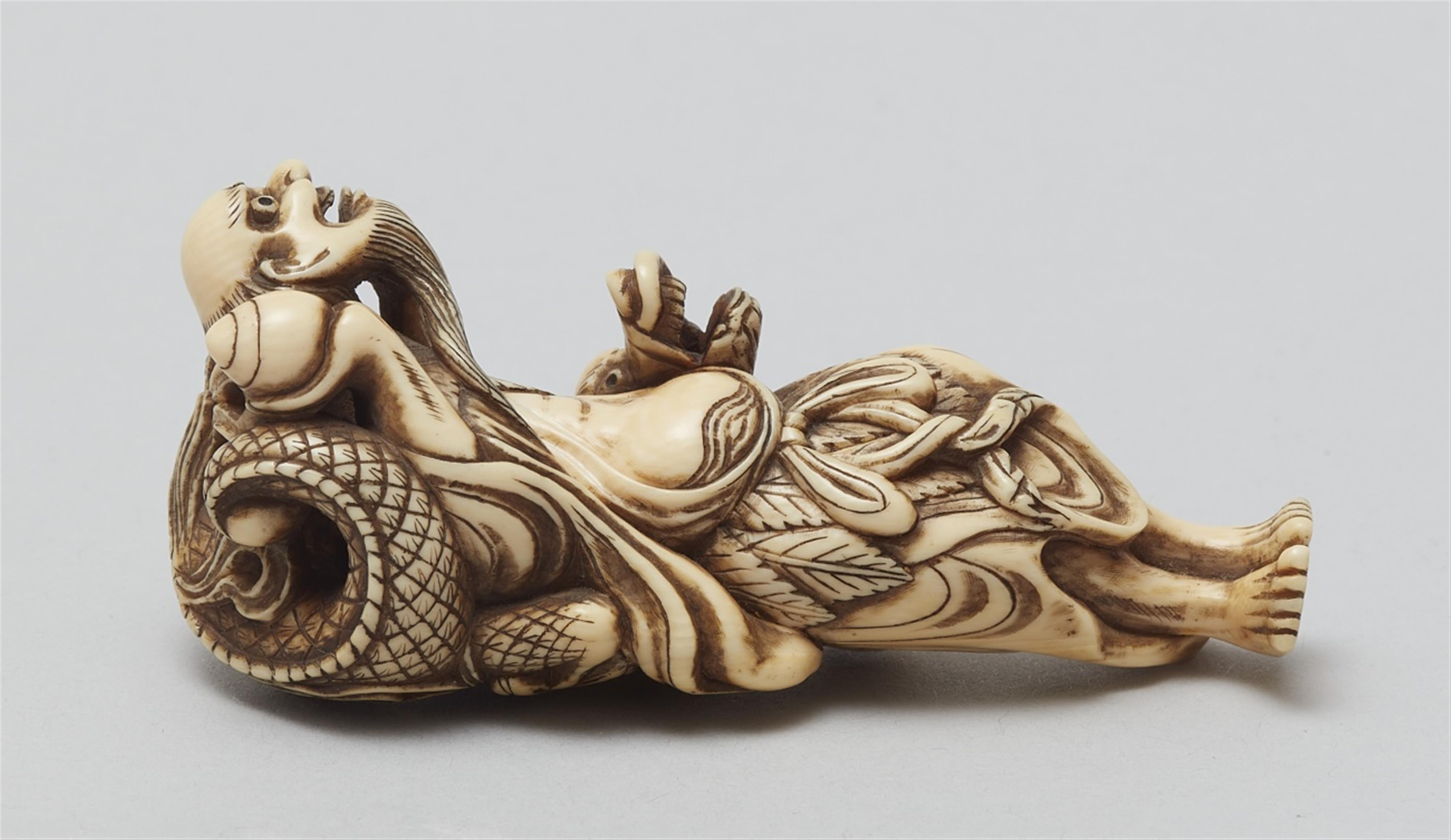 An ivory netsuke of possibly Shoshi Sennin with a dragon. Late 18th century - image-4