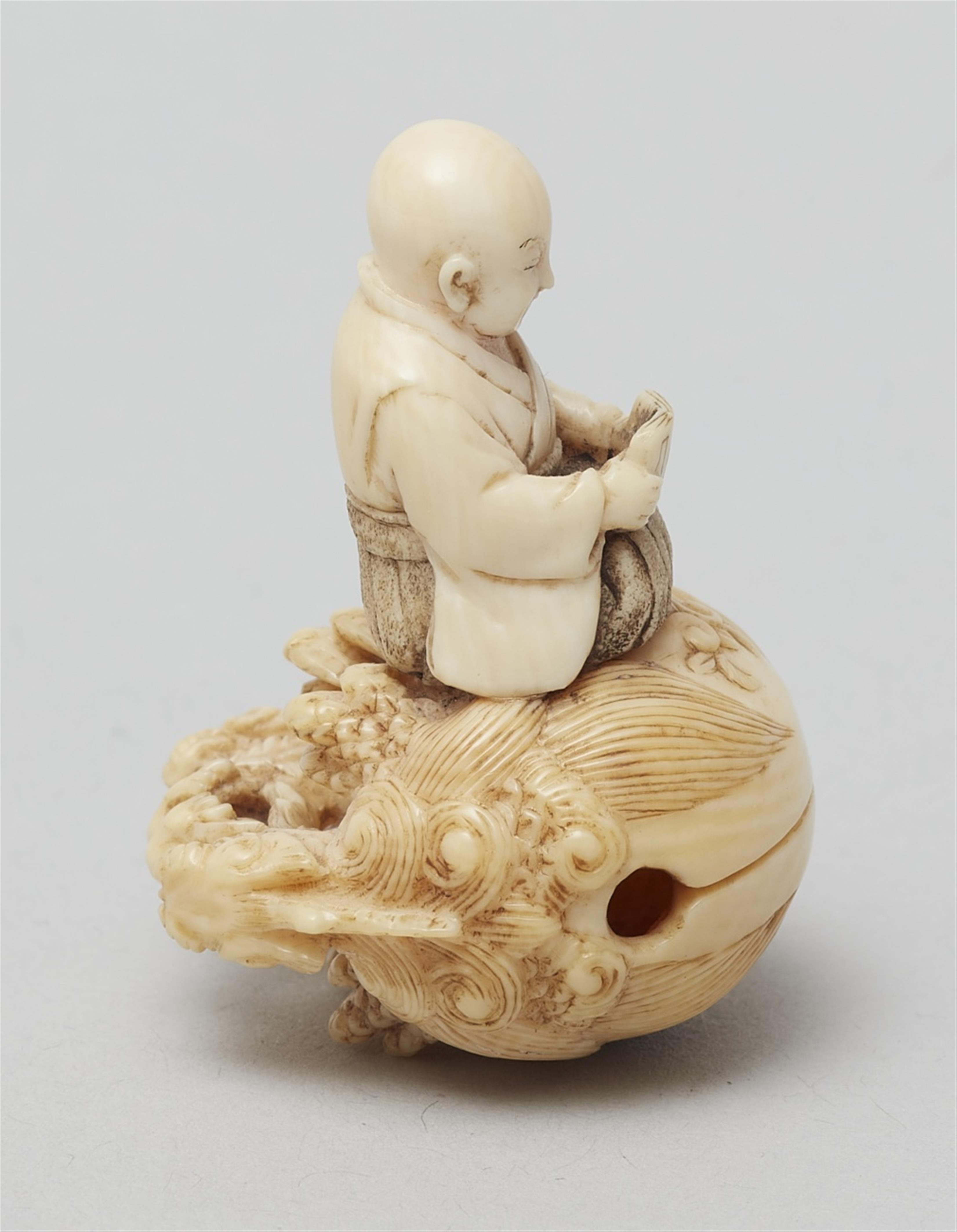 An ivory netsuke of a monk on a temple gong, by Kogyoku. Second half 19th century - image-4