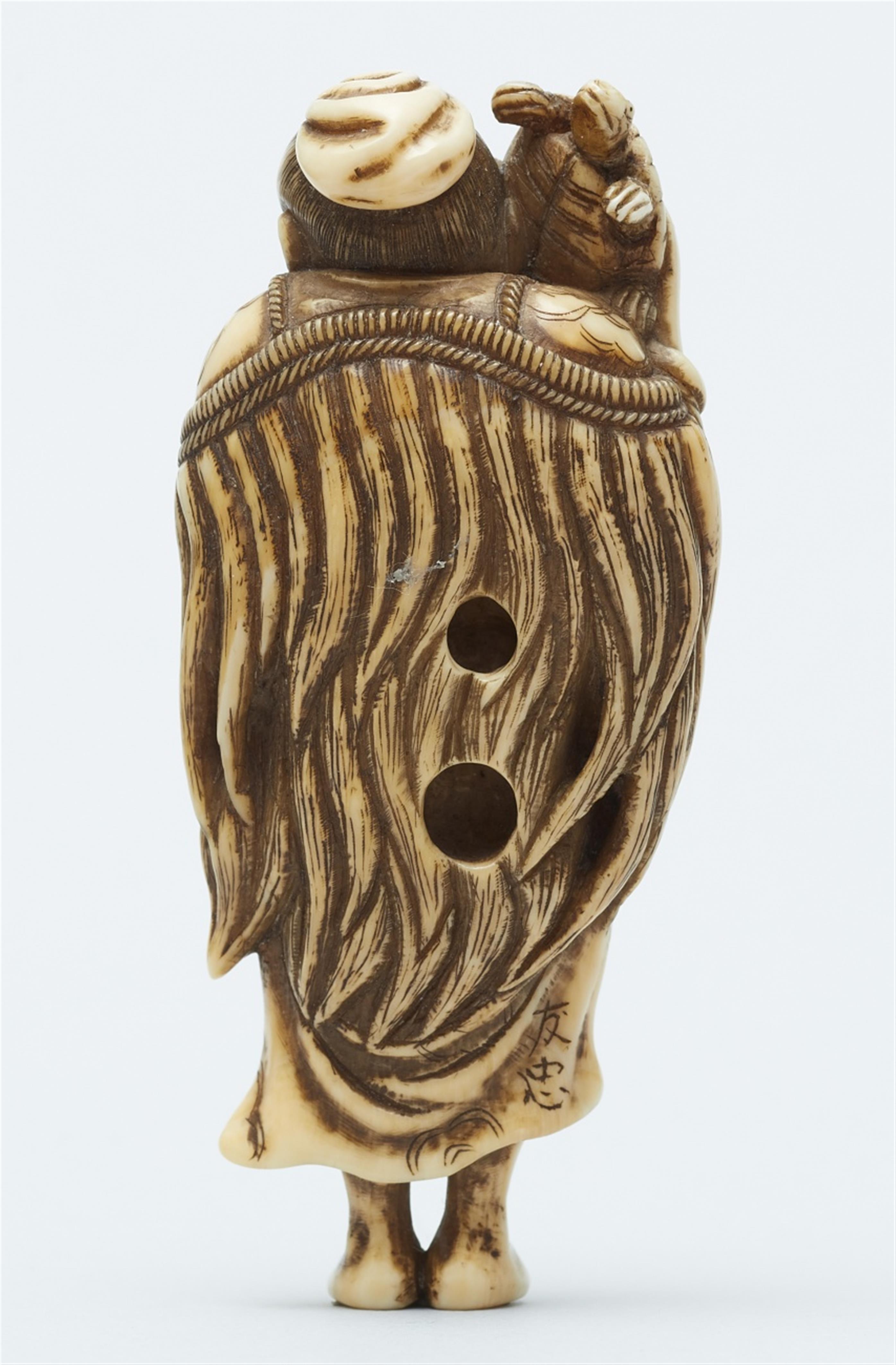 An ivory netsuke of a fisherman with a minogame. Early 19th century - image-2