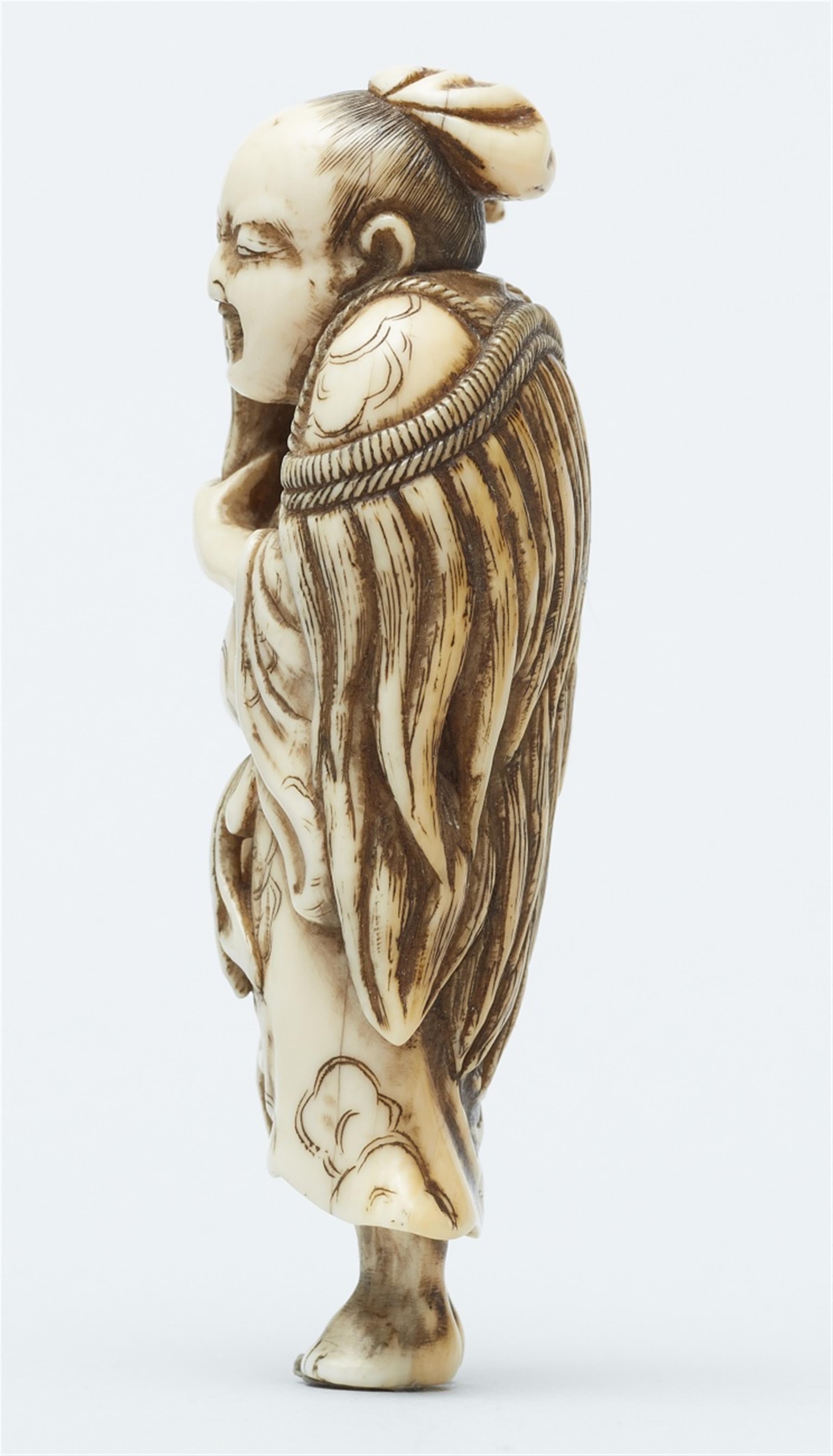 An ivory netsuke of a fisherman with a minogame. Early 19th century - image-3