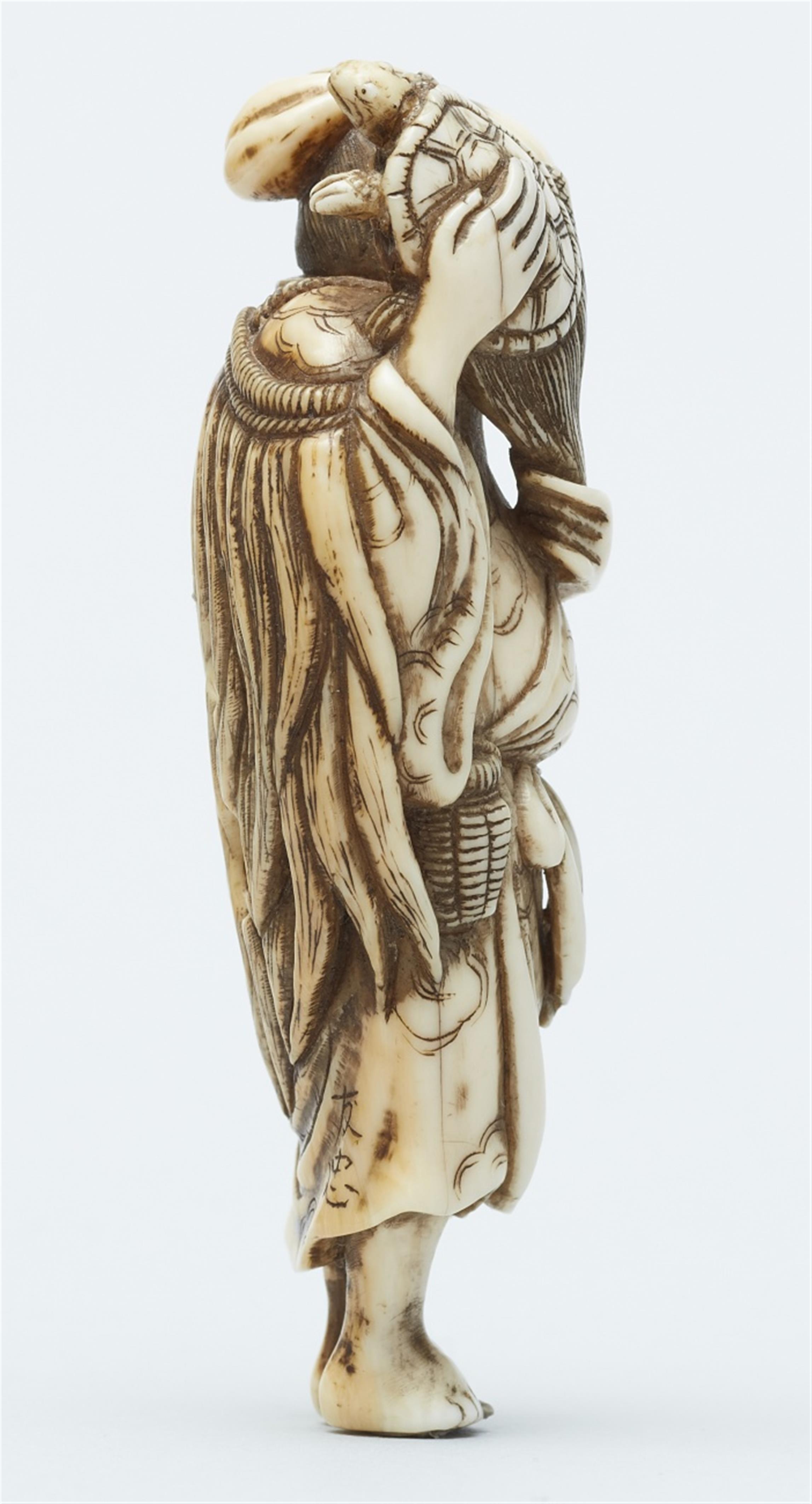 An ivory netsuke of a fisherman with a minogame. Early 19th century - image-4