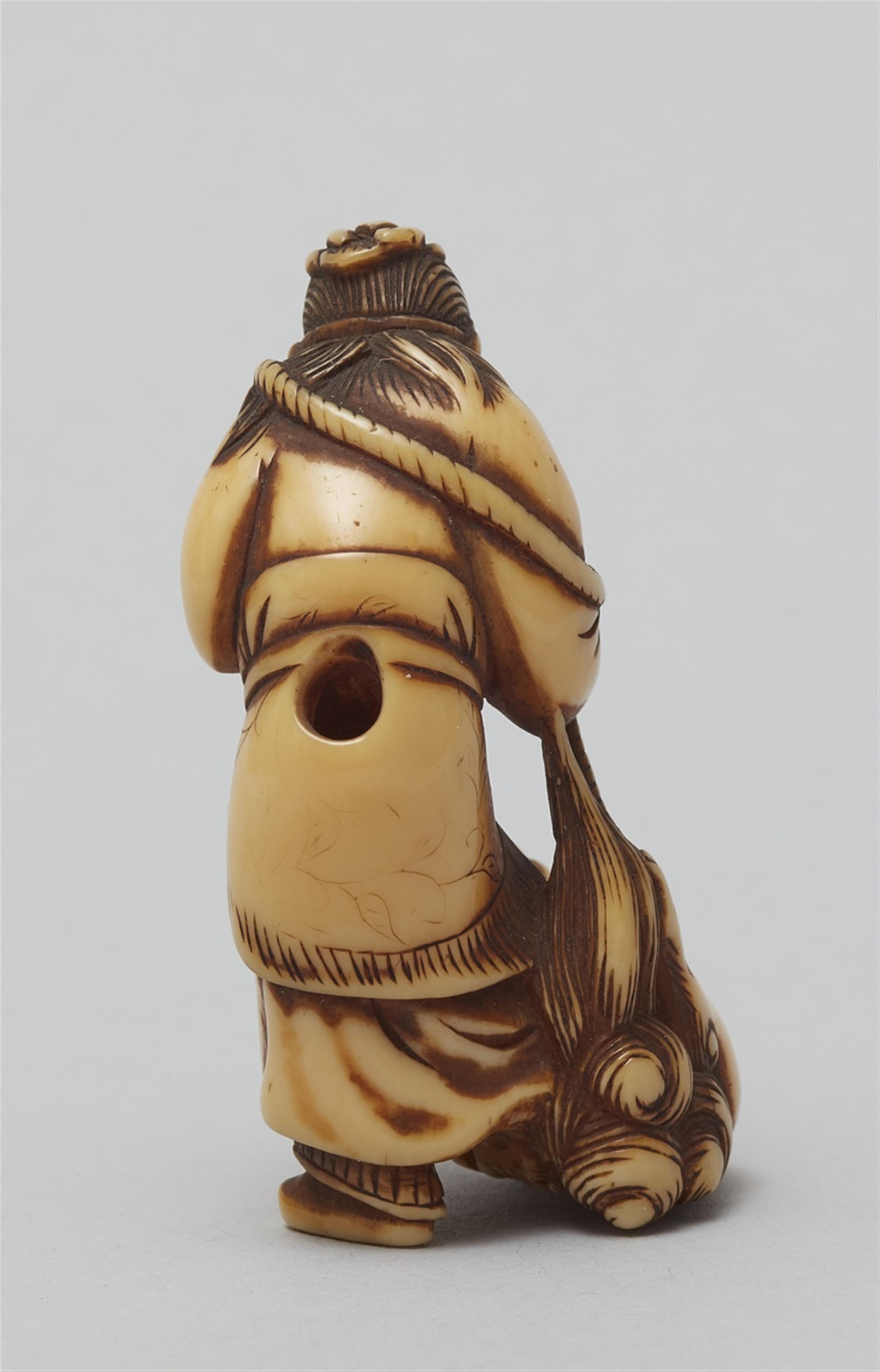 An ivory netsuke of a man from Senha. Late 18th century - image-3