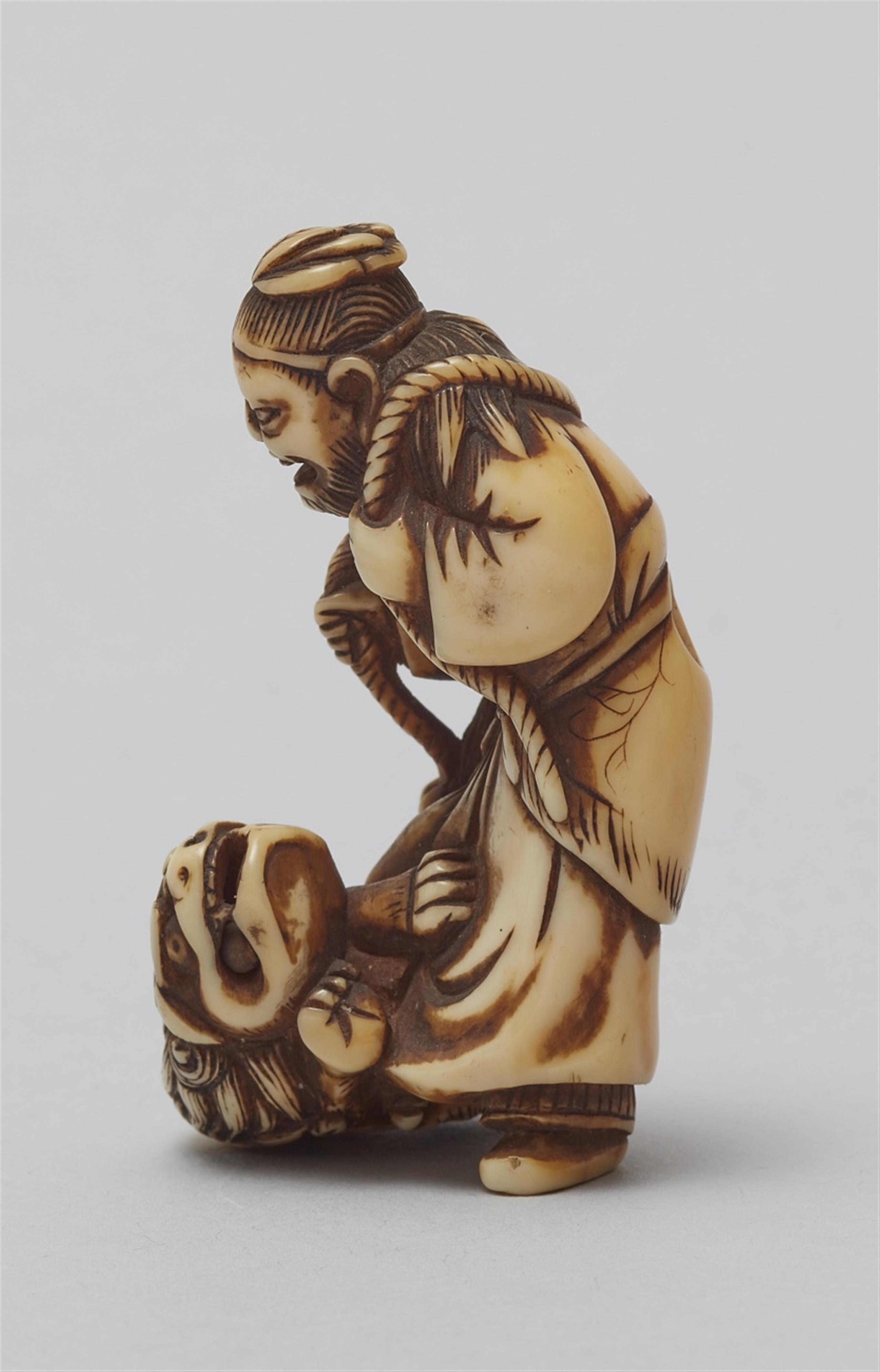 An ivory netsuke of a man from Senha. Late 18th century - image-4