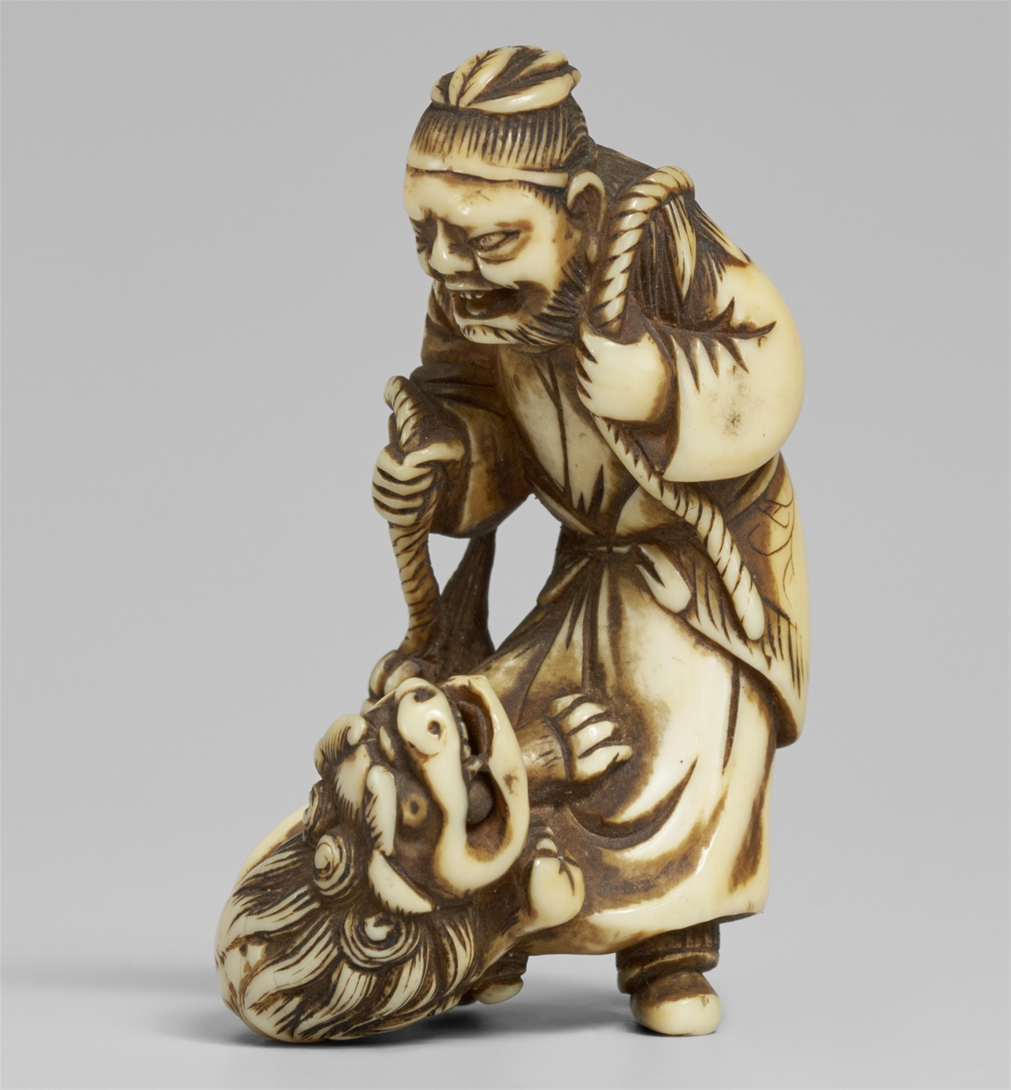 An ivory netsuke of a man from Senha. Late 18th century - image-1