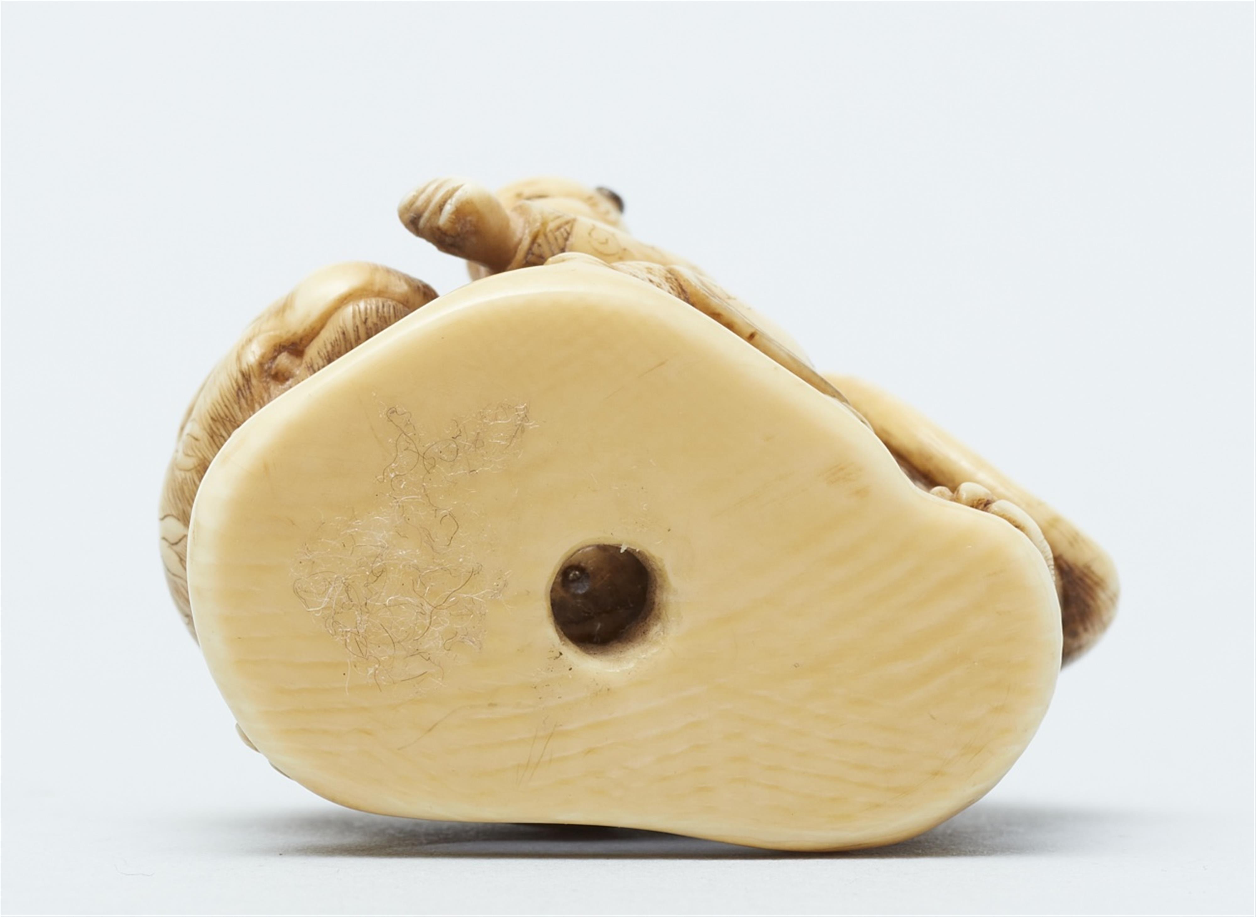 An ivory netsuke of Yoko and a tiger, the 14th paragon of filial piety. Mid-19th century - image-5