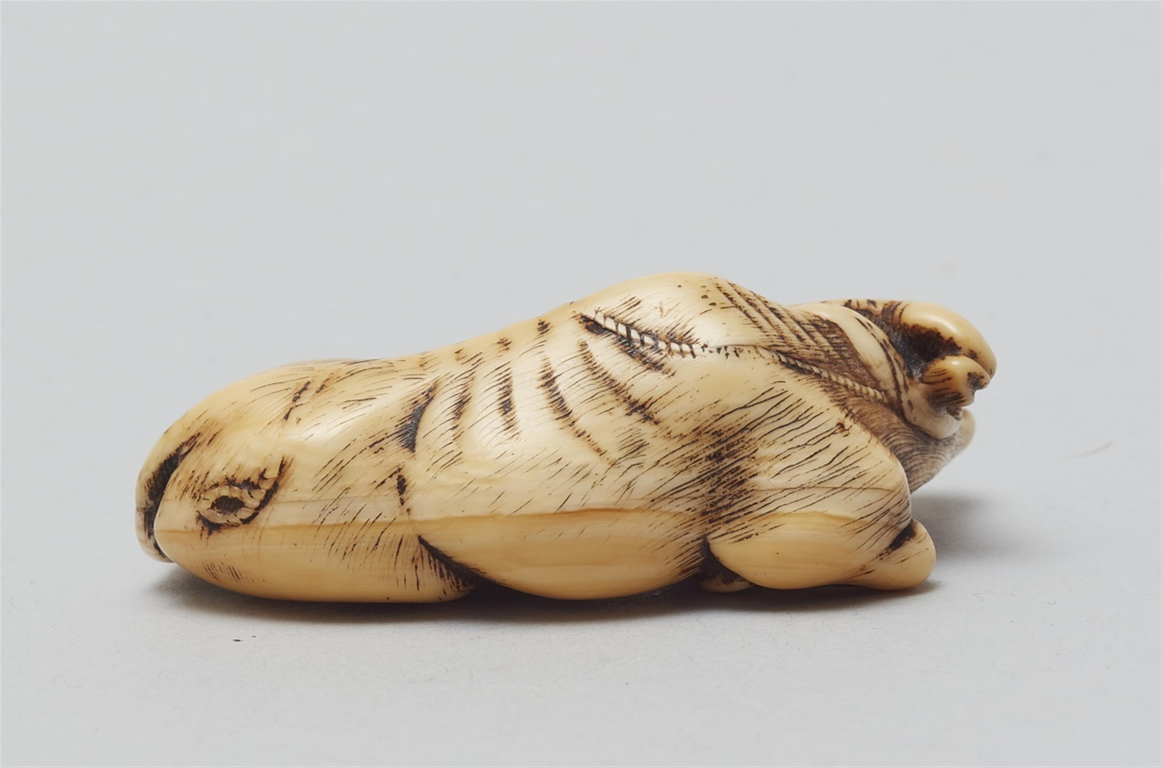 An ivory netsuke of a recumbent ox. Late 18th century - image-2