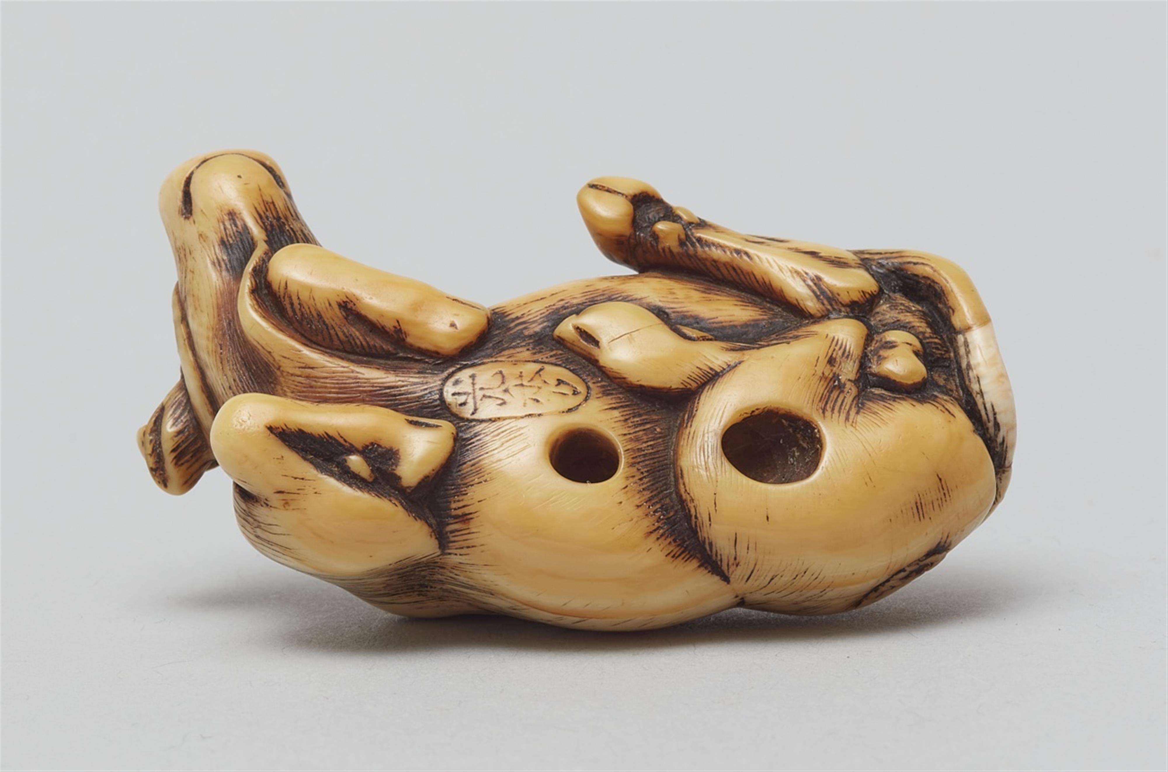 An ivory netsuke of a recumbent ox. Late 18th century - image-5