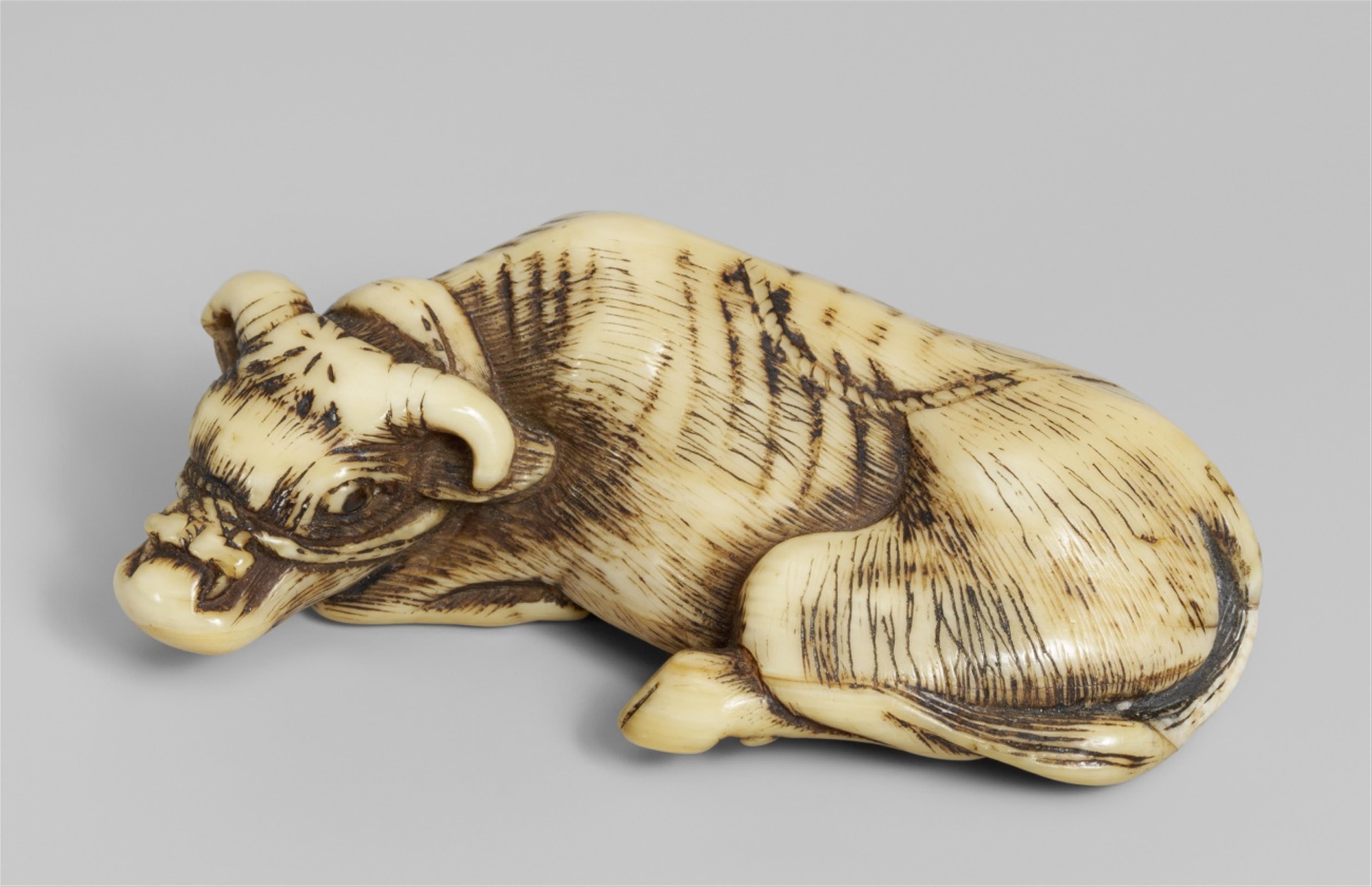 An ivory netsuke of a recumbent ox. Late 18th century - image-1