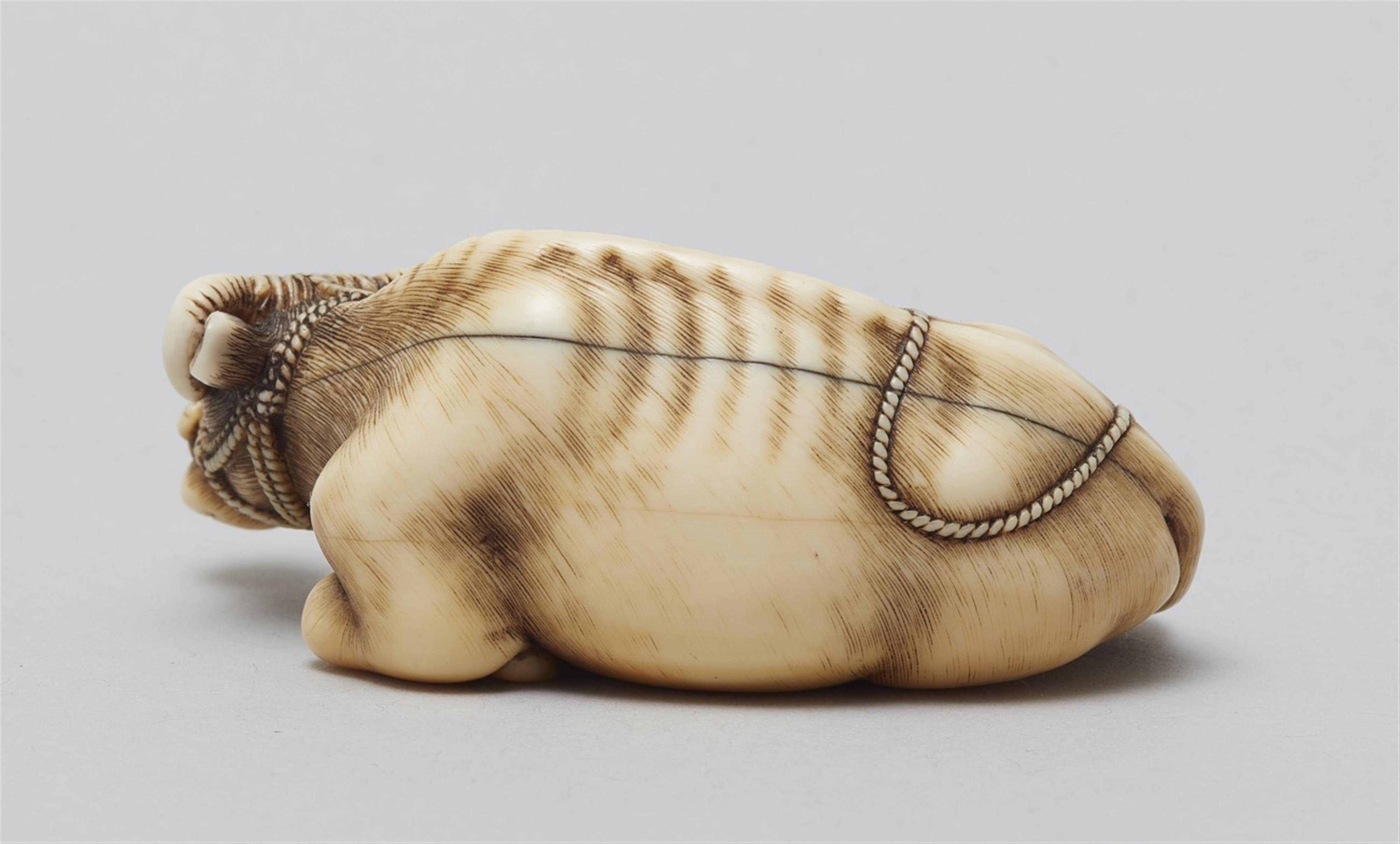 A large ivory netsuke of an ox with a calf. Late 18th century - image-3